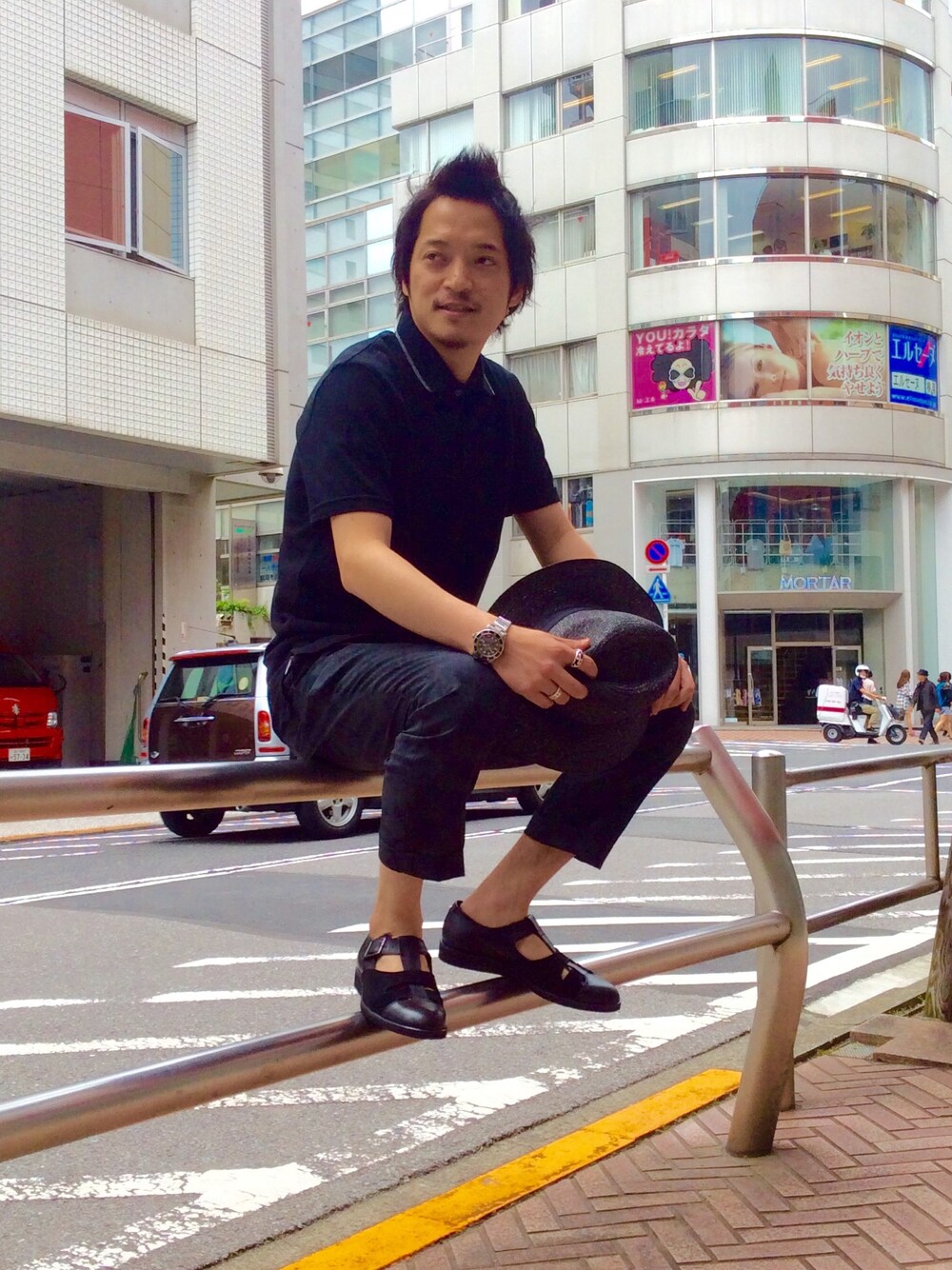 「シンプル、黒、ポロシャツ、夏コーデ、キャサリンハムネットロンドン、オトナカジュアル」｜「HAMNETTの【HAMNETT】 つば広ハットインリボン / ハット（ハット、ブラック系）」を使った、MURAsanさん（メンズ・176cm）の夏コーディネートの1枚目の写真