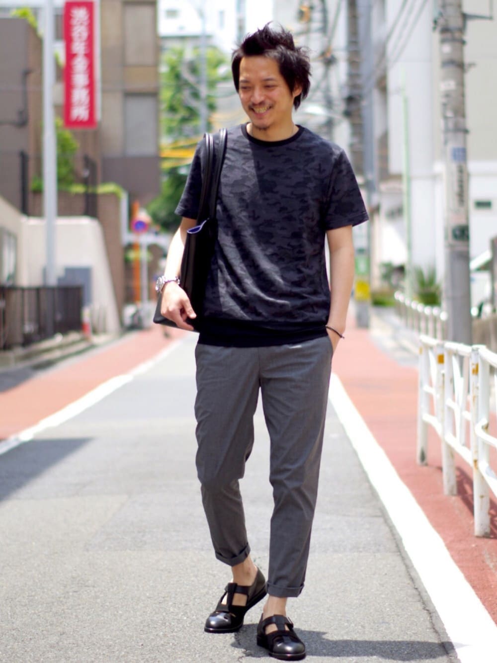 「トートバッグ、夏、イージーパンツ、キャサリンハムネットロンドン、オトナカジュアル、ハムネット」｜「HAMNETTのCAMO SHORT SLEEVE（トップス、ブラック系）」を使った、MURAsanさん（メンズ・176cm）の夏コーディネートの1枚目の写真