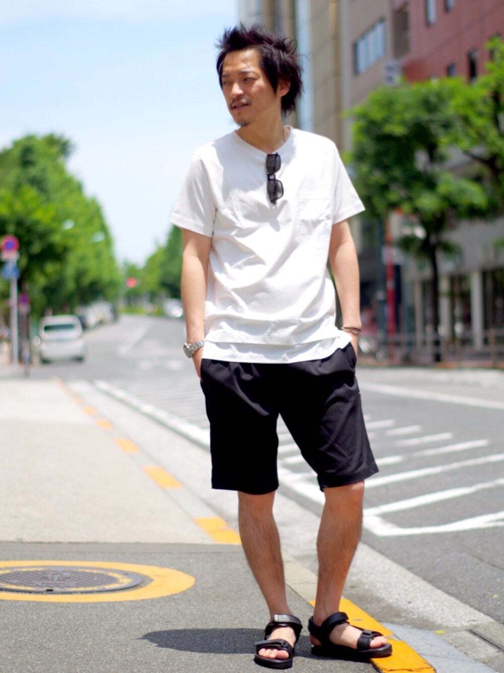 「シンプル、夏、ショートパンツ、キャサリンハムネットロンドン、白Tシャツ、オトナカジュアル、ハムネット」｜「KATHARINE HAMNETT LONDON の【バリュー企画】DIFFERENT MATERIAL SWITCHING T-SHIRT / 異素材切り替えTシャツ Tシャツ（Tシャツ/カットソー、ホワイト系）」を使った、MURAsanさん（メンズ・176cm）の夏コーディネートの1枚目の写真