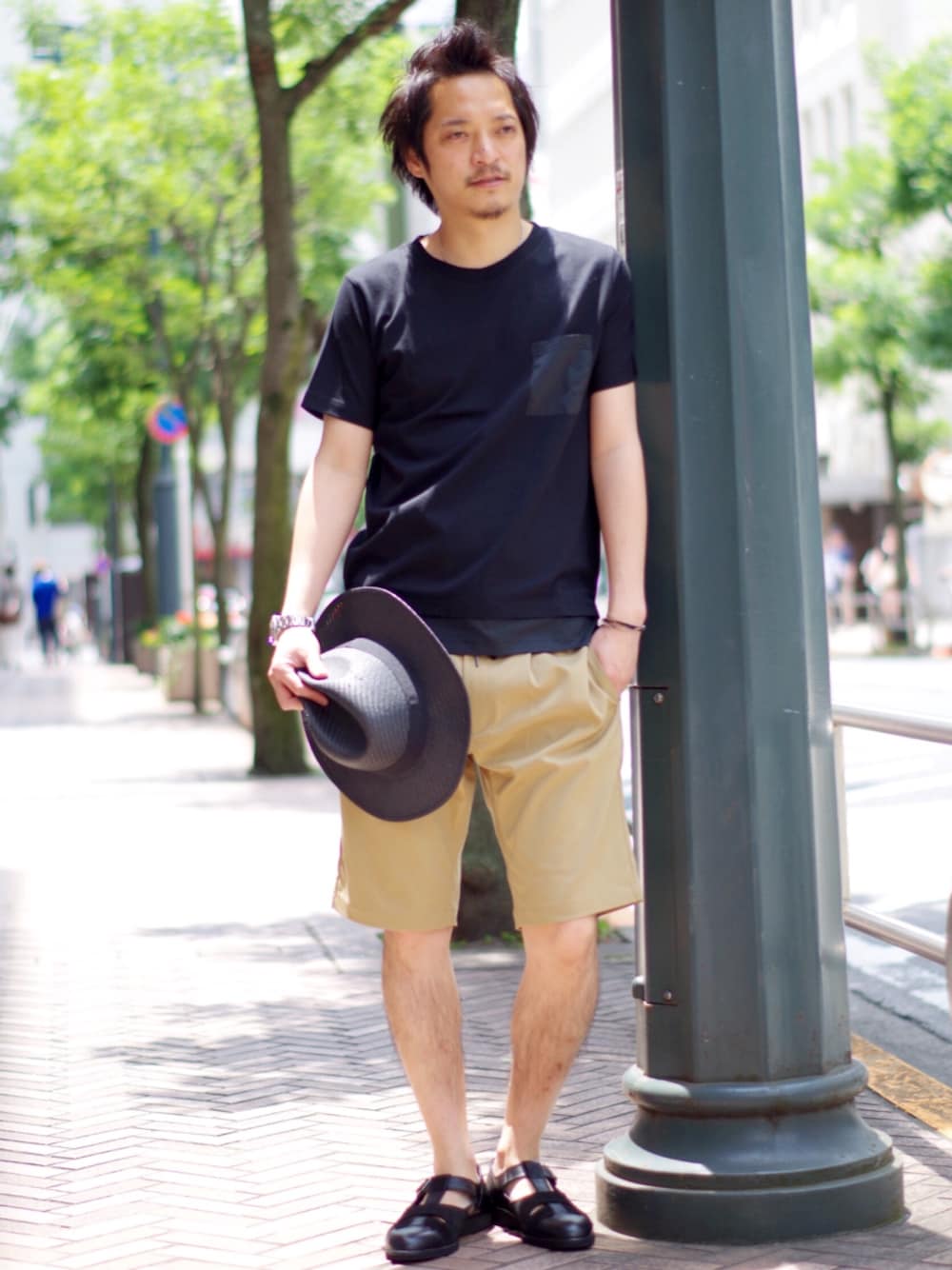 「ラフ、夏コーデ、キャサリンハムネットロンドン」｜「KATHARINE HAMNETT LONDON の【バリュー企画】DIFFERENT MATERIAL SWITCHING T-SHIRT / 異素材切り替えTシャツ Tシャツ（Tシャツ/カットソー、ブラック系）」を使った、MURAsanさん（メンズ・176cm）の夏コーディネートの1枚目の写真