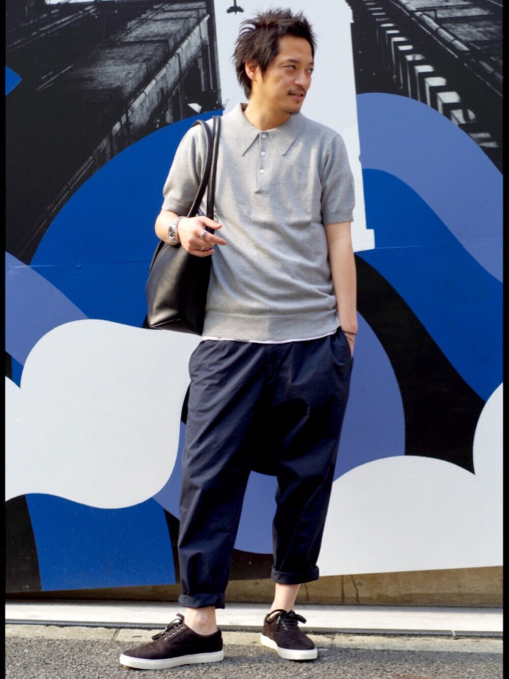 「大人カジュアル、夏コーデ、キャサリンハムネットロンドン、ゆるコーデ、ハムネット」｜「KATHARINE HAMNETT LONDON のCOATING LEATHER TOTE 16AW / コーティングレザートートバッグ（トートバッグ、ブラック系）」を使った、MURAsanさん（メンズ・176cm）の夏コーディネートの1枚目の写真