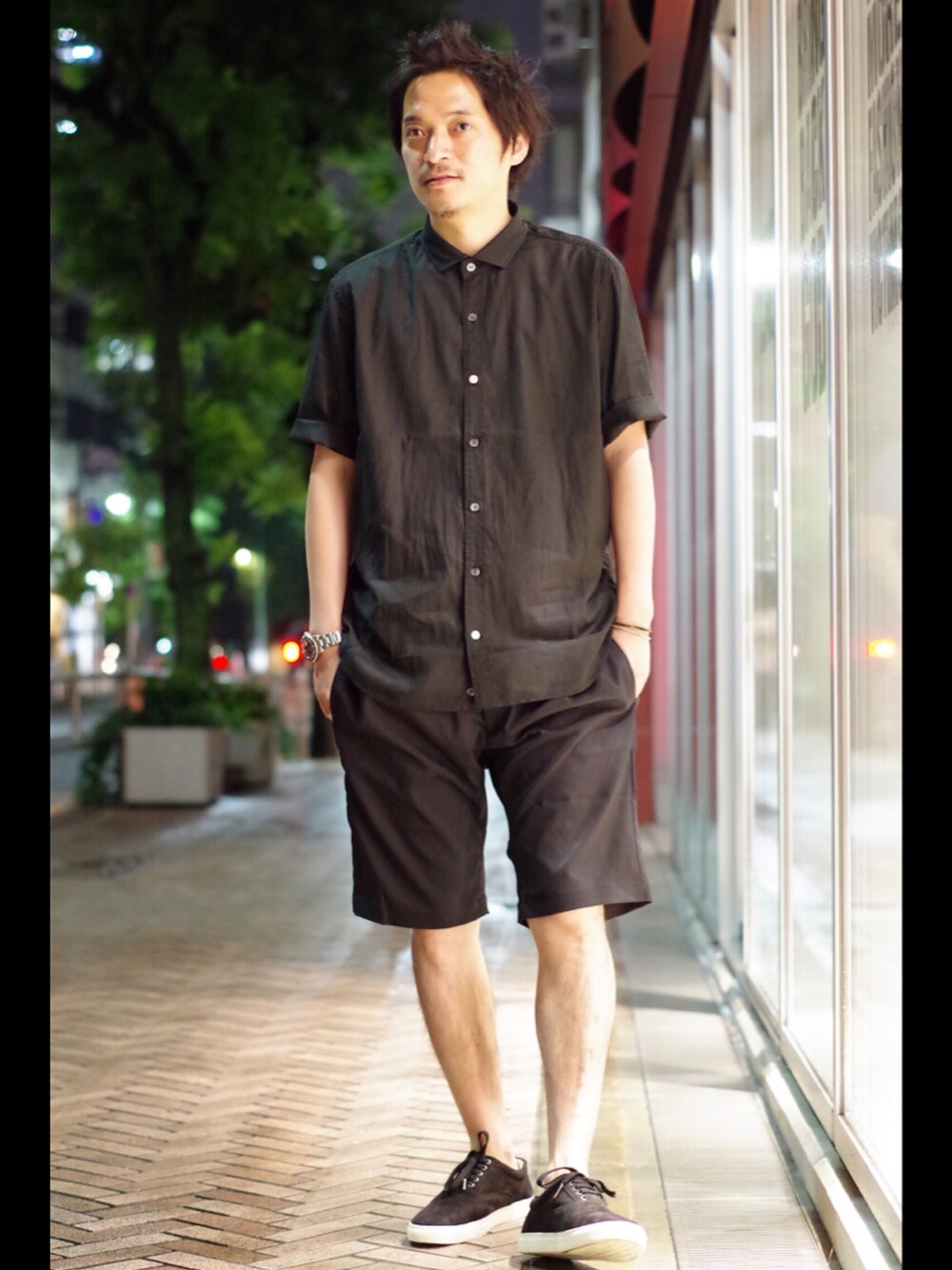 「カジュアル、シンプル、黒、夏コーデ、キャサリンハムネットロンドン、ハムネット」｜「KATHARINE HAMNETT LONDON のPANAMA HALF-LENGTH SLEEVE SHIRT / パナマ5分袖シャツ（シャツ/ブラウス、ブラック系）」を使った、MURAsanさん（メンズ・176cm）の夏コーディネートの1枚目の写真
