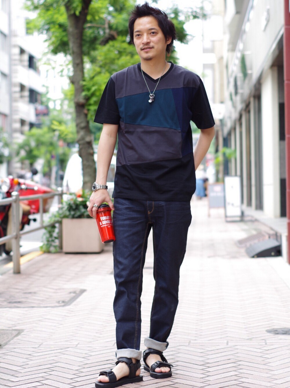 「デニム、キャサリンハムネット、パッチワーク、サンダル、シンプルコーデ」｜「KATHARINE HAMNETT LONDON のPATCHWORK V-NECK T-SHIRT / パッチワークVネックT Tシャツ（Tシャツ/カットソー、ブラック系）」を使った、MURAsanさん（メンズ・176cm）の夏コーディネートの1枚目の写真
