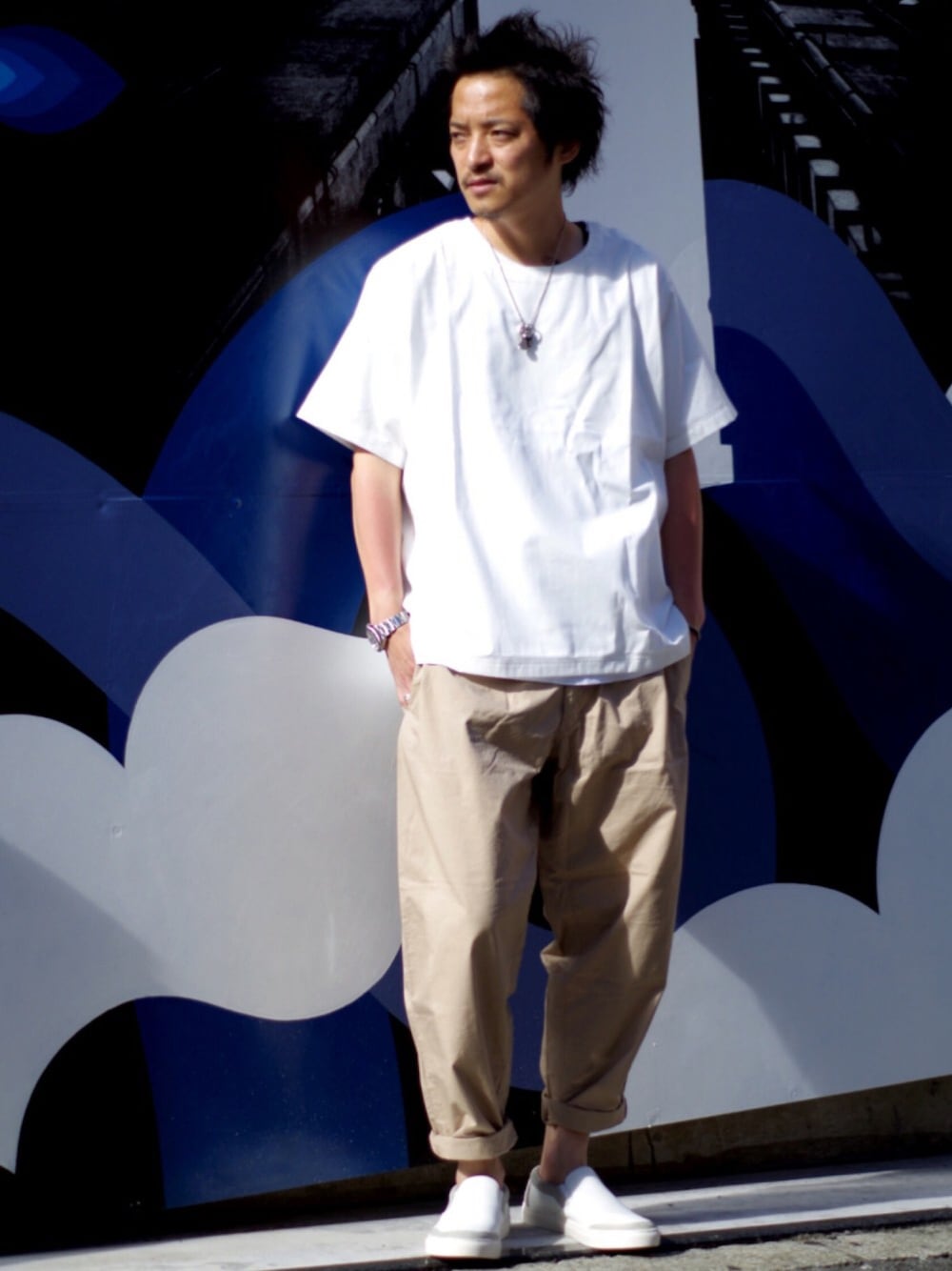 「Tシャツ、キャサリンハムネット、ゆるコーデ、ラクチンコーデ」｜「KATHARINE HAMNETT LONDON のPUNCHING SLIP‐ON SHOES / パンチングスリッポン（スリッポン、ホワイト系）」を使った、MURAsanさん（メンズ・176cm）の夏コーディネートの1枚目の写真