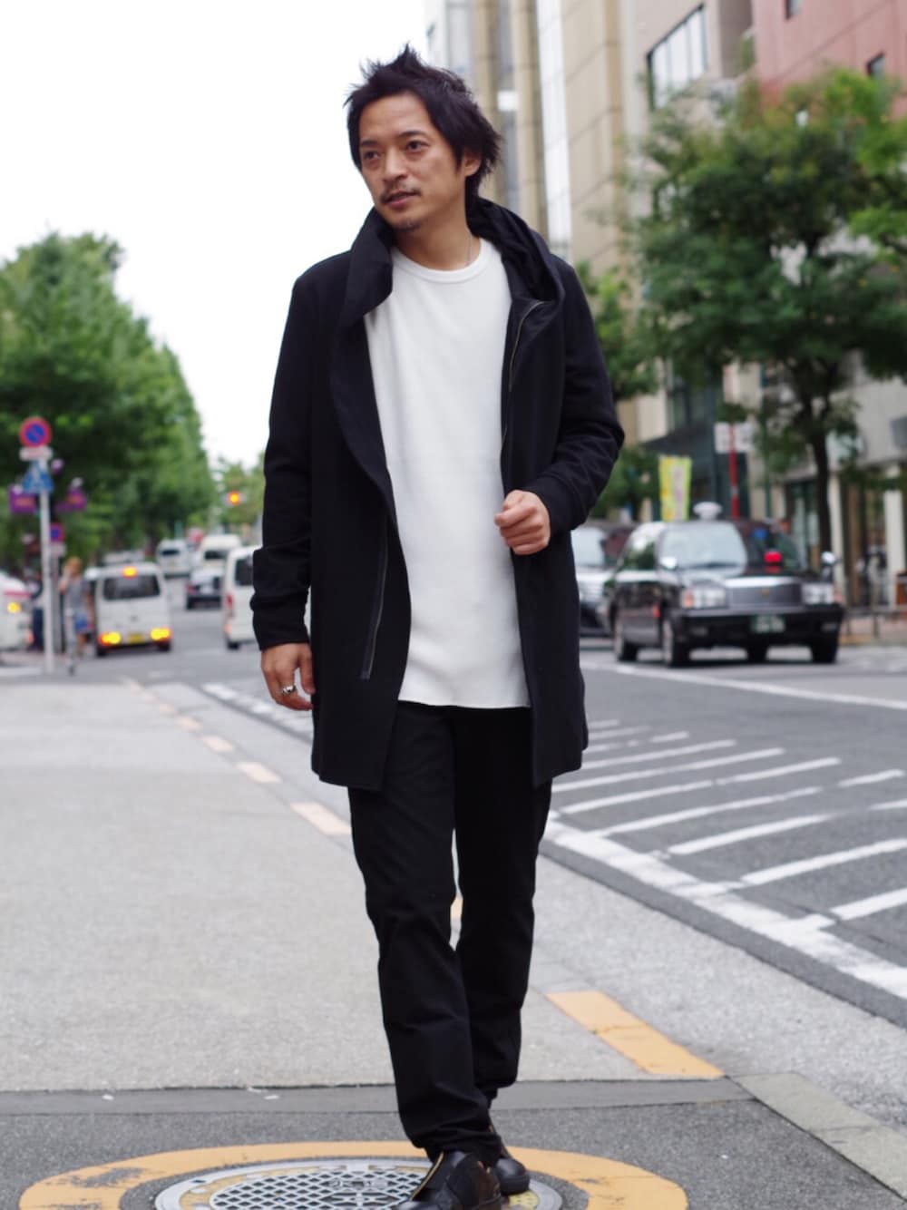 「スキニー、パーカー、キャサリンハムネット、大人カジュアル、ロング丈、大人コーデ、秋服」｜「KATHARINE HAMNETT LONDON のLONG PARKA / ロングパーカー（パーカー、ブラック系）」を使った、MURAsanさん（メンズ・176cm）の秋コーディネートの1枚目の写真