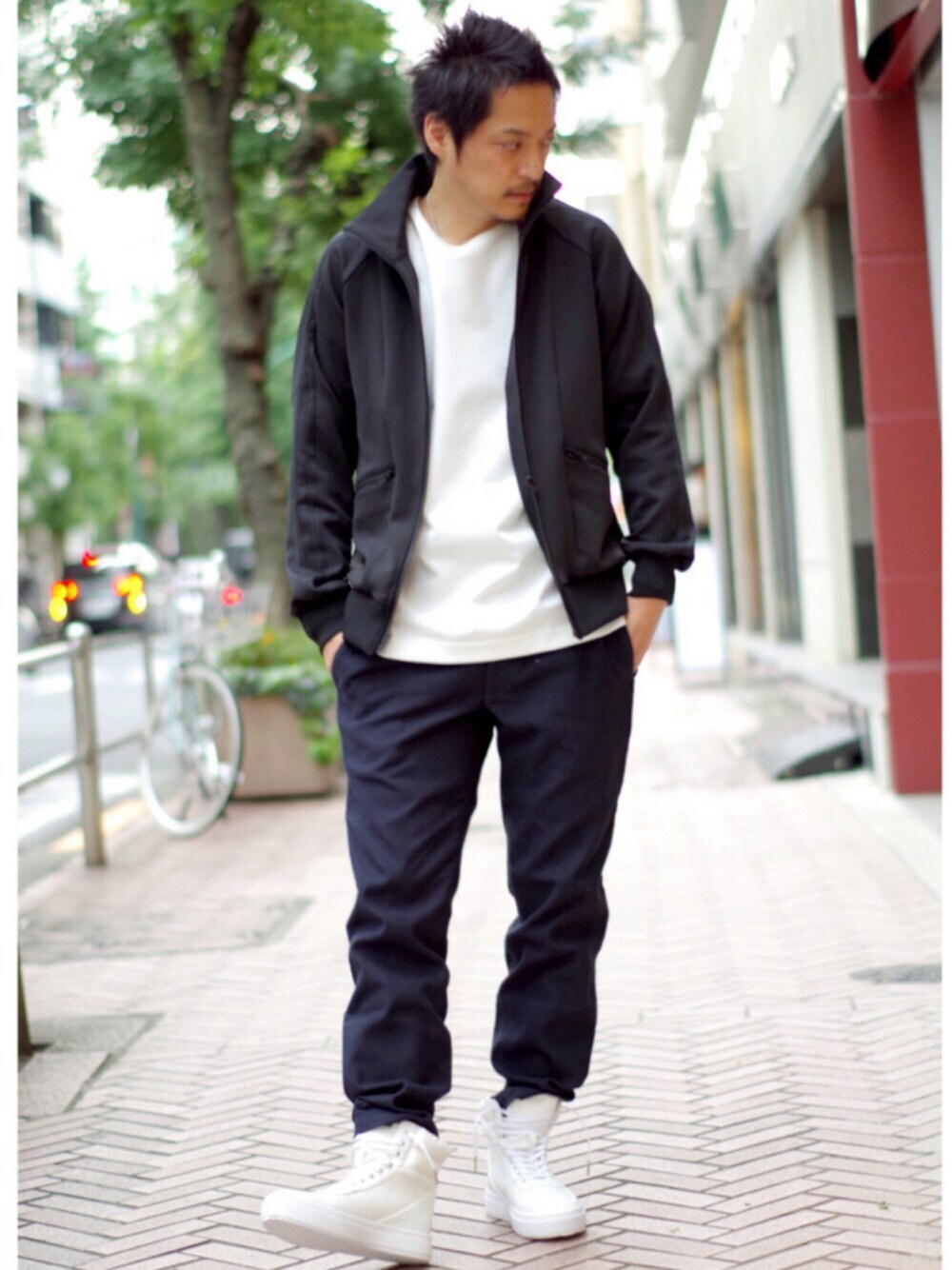 「秋のコーデ、キャサリンハムネット、大人カジュアル、スポーティ、ハムネット」｜「KATHARINE HAMNETT LONDON のMOLESKIN EASY PANTS / モールスキンイージーパンツ（その他パンツ、ブラック系）」を使った、MURAsanさん（メンズ・176cm）の秋コーディネートの1枚目の写真