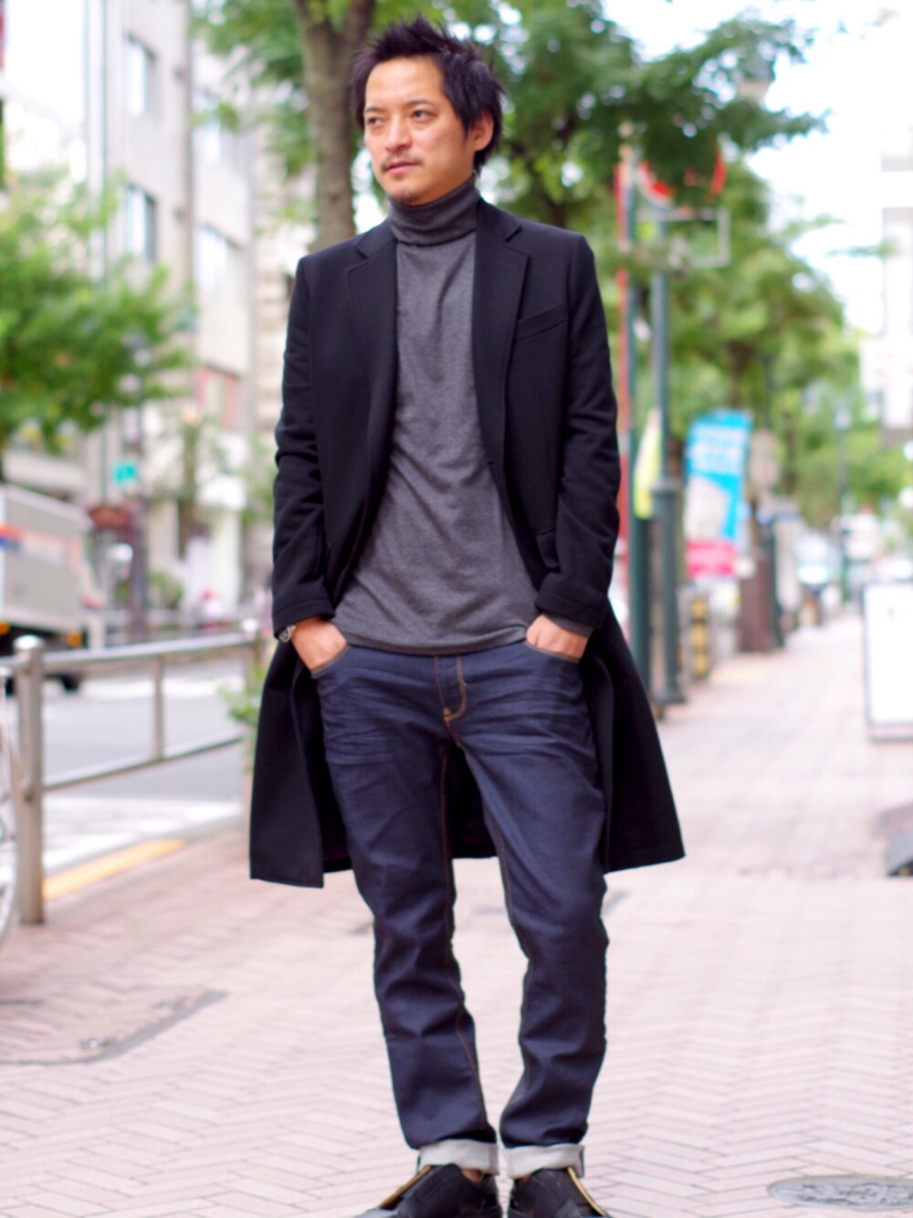 「カジュアル、キャサリンハムネット、大人カジュアル、スキニーデニム、シンプルコーデ」｜「KATHARINE HAMNETT LONDON のHALF MILANORIB POLO NECK / ハーフミラノリブ タートルネック（Tシャツ/カットソー、グレー系）」を使った、MURAsanさん（メンズ・176cm）の秋コーディネートの1枚目の写真