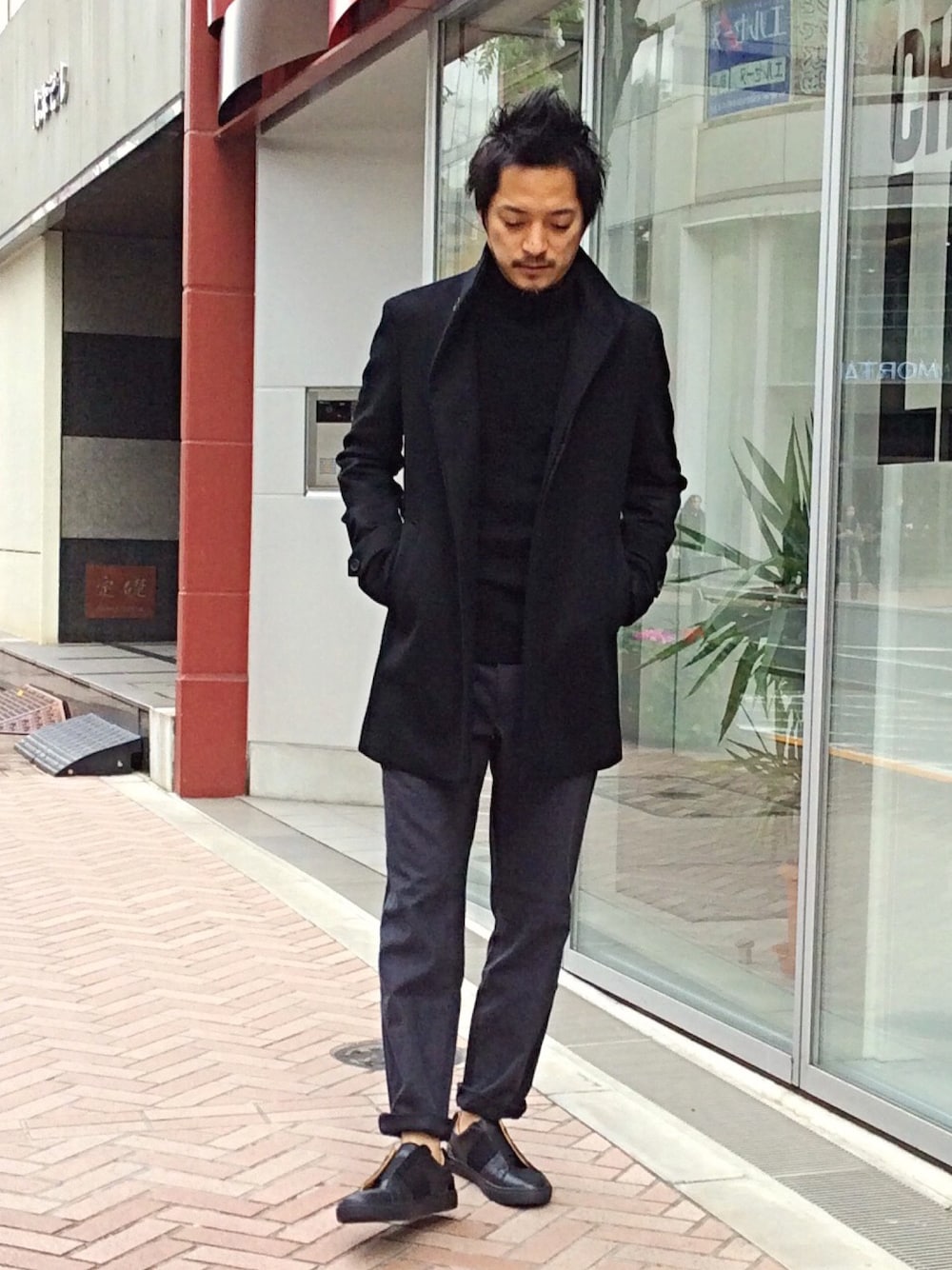 「ニット、ブラック、黒、キャサリンハムネット、タートルネック、冬、オトナカジュアル」｜「KATHARINE HAMNETT LONDON のBEABER STAND FALL COLLAR / ビーバースタンドカラーコート（ステンカラーコート、ブラック系）」を使った、MURAsanさん（メンズ・176cm）の冬コーディネートの1枚目の写真