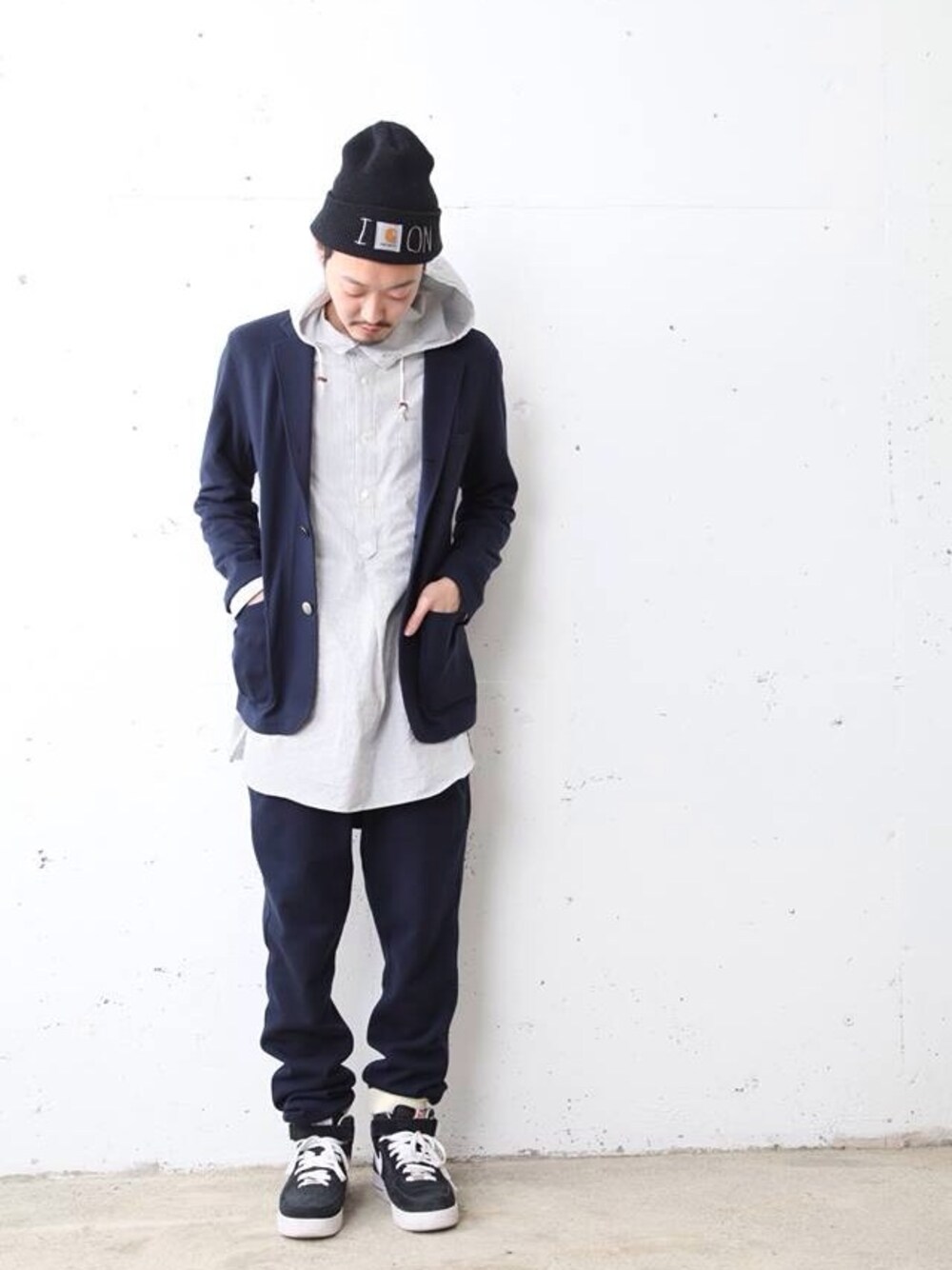 「セットアップ、ニットキャップ、iCON.、ネイビージャケット、リブパンツ、ロング丈カットソー」｜「Name.のSTRIPE HOODED LONG SHIRT（その他トップス、ホワイト系）」を使った、takuyaishiharaさん（メンズ・178cm）の春コーディネートの1枚目の写真