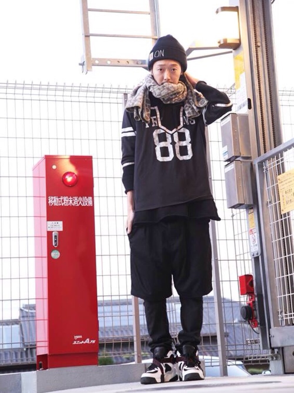 「レイヤードスタイル、ブラックコーデ、大判ストール、ニット帽、レオパード、ナンバリング、NIKE、SASQUATCHfabrix、FACETASM、iCON.」｜「BEAMS TのiCON. / ニット キャップ（ニットキャップ/ビーニー、ブルー系）」を使った、takuyaishiharaさん（メンズ・178cm）の秋コーディネートの1枚目の写真