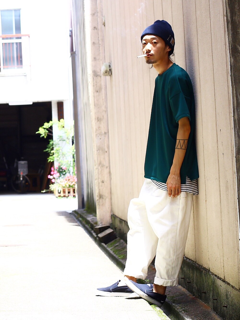 「ビックT、ビックシルエット、スリッポン、iCON.、NIKE、ホワイトパンツ、N.HOOLYWOOD」｜「BEAMS TのiCON. / ニット キャップ（ニットキャップ/ビーニー、ブルー系）」を使った、takuyaishiharaさん（メンズ・178cm）の夏コーディネートの1枚目の写真
