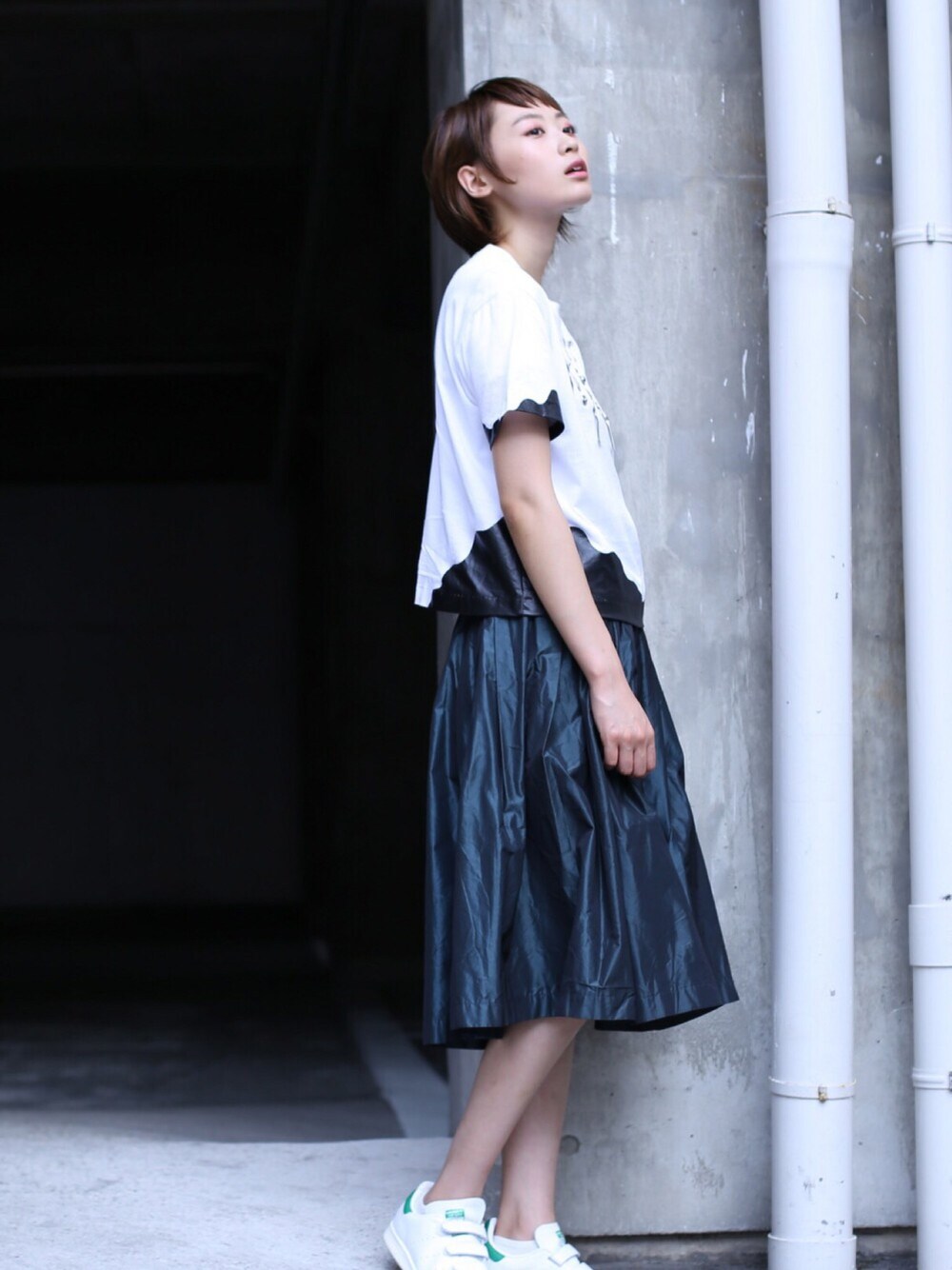 「TOGA PULLA、77circa、adidas、hair、シンプル、スニーカー、カジュアル、オトナカジュアル」｜「77circaのアイテム（スカート、グリーン系）」を使った、takuyaishiharaさん（レディース・160cm）の冬コーディネートの1枚目の写真