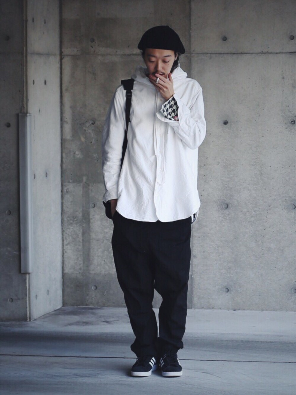 「春、カジュアル、冬、ラフ、モノトーン、ganryu、COMME des GARCONS、adidas、フードシャツ」｜「adidasのadidas CP 80s（スニーカー、ブラック系）」を使った、takuyaishiharaさん（メンズ・178cm）の冬コーディネートの1枚目の写真
