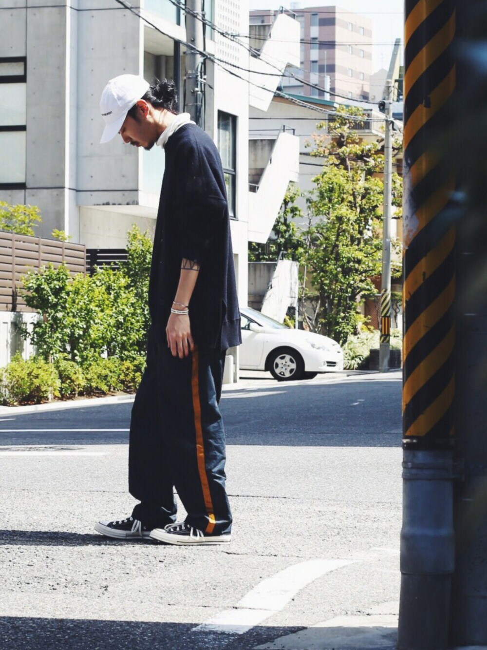 「春、ロング丈、uniform experiment、name.、converse、bedjwford、白キャップ」｜「CONVERSEのアイテム（スニーカー、ブラック系）」を使った、takuyaishiharaさん（メンズ・178cm）の春コーディネートの1枚目の写真