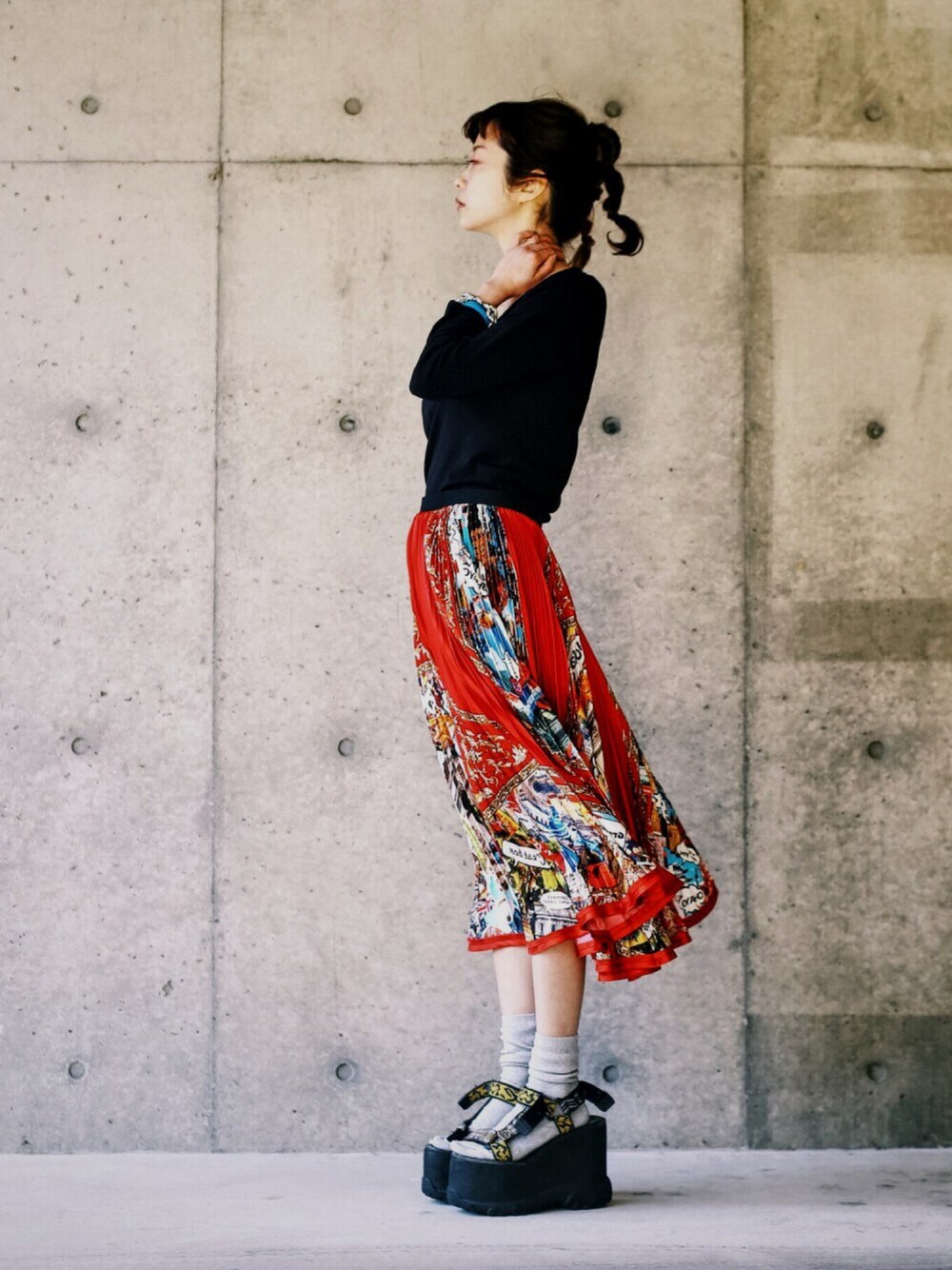 「大人カジュアル、黒、ヘアアレンジ、tricot COMME des GARCONS、TOGA PULLA、プリーツスカート、休日スタイル、カジュアル」｜「k3&co.のTOY SUNDEAL　[厚底]（サンダル、グリーン系）」を使った、takuyaishiharaさん（レディース・158cm）の春コーディネートの1枚目の写真