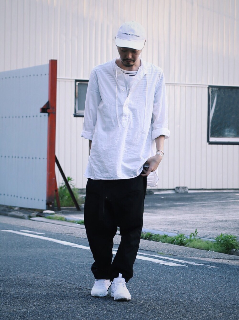 「uniform experiment、bedjwford、ganryu、reebok、fury lite、シンプルコーデ、春コーデ、スニーカー、シャツスタイル、ゆるコーデ」｜「Reebokのメンズ リーボック クラシック フューリーライト ホワイト Reebok FURYLITE V67158（スニーカー、ホワイト系）」を使った、takuyaishiharaさん（メンズ・178cm）の春コーディネートの1枚目の写真