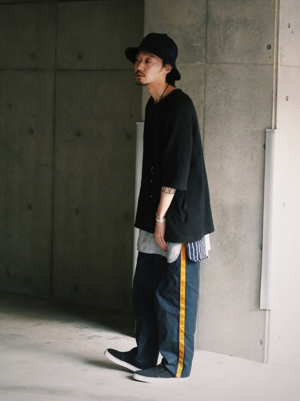 「シンプル、カジュアルコーデ、春コーデ、ビッグT、休日スタイル、FACETASM、SASQUATCHfabrix、bedjwford、NIKE」｜「NIKEのユニセックス ナイキ トキ スリッポン NIKE TOKI SLIP TXT 724762（スニーカー、ブラック系）」を使った、takuyaishiharaさん（メンズ・178cm）の春コーディネートの1枚目の写真