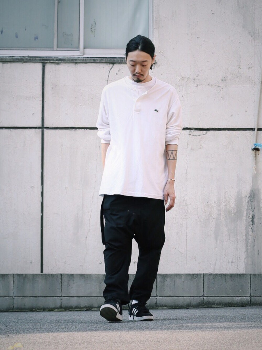 「nonnative、ラコステ、adidas、ganryu、ポロシャツ、LACOSTE、ストリートMIX、夏」｜「adidasのadidas CP 80s（スニーカー、ブラック系）」を使った、takuyaishiharaさん（メンズ・178cm）の春コーディネートの1枚目の写真