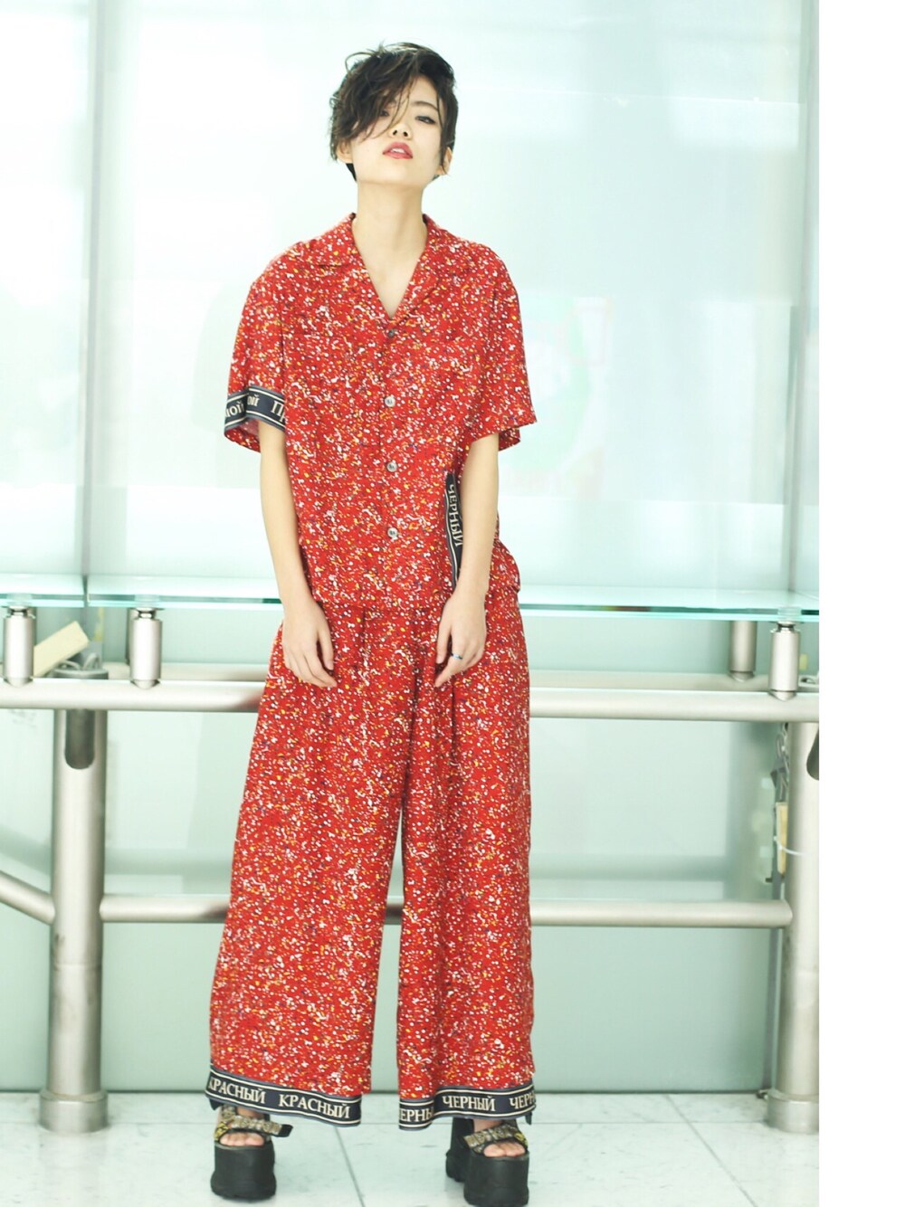 「g.v.g.v.、k3&co、シンプルコーデ、夏コーデ、カジュアル、ラクチンコーデ、ootd」｜「G.V.G.V.のLIBERTY PRINT OPEN COLLAR SHIRT（トップス、レッド系）」を使った、takuyaishiharaさん（レディース・168cm）の春コーディネートの1枚目の写真