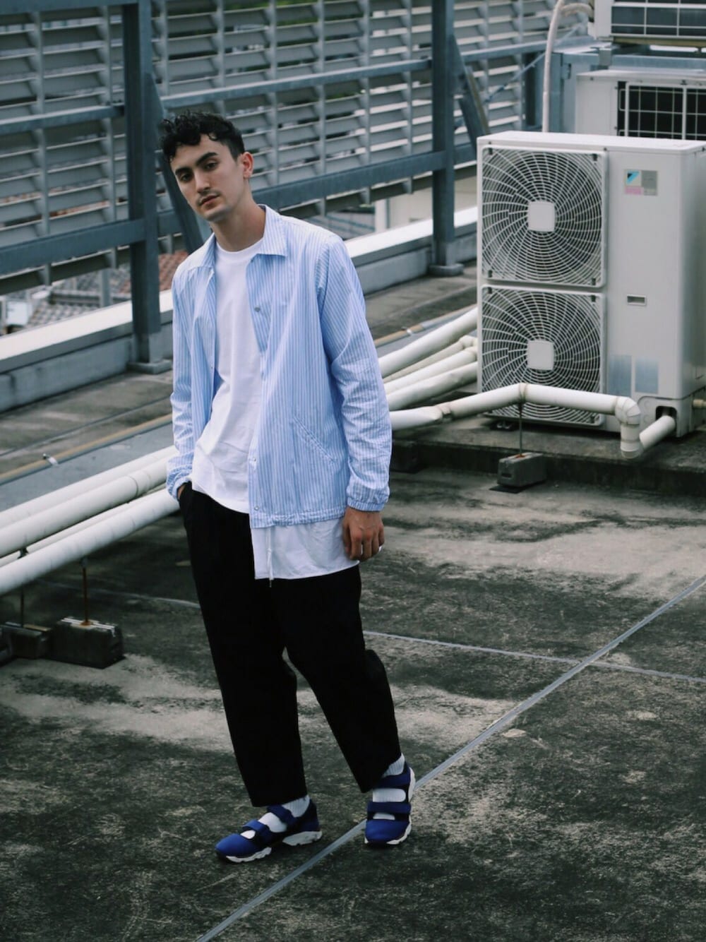 「Casely-Hayford、bedjwford、MARNI、カジュアル、大人カジュアル、ootd、casual、ラフ、シャツスタイル」｜「MARNIのSNEAKER SHOE（スニーカー、ブルー系）」を使った、takuyaishiharaさん（メンズ・178cm）の夏コーディネートの1枚目の写真