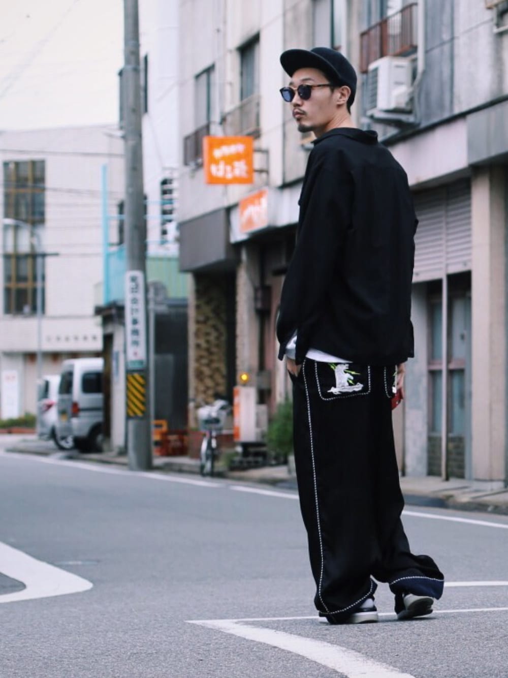 「秋のコーデ、オトナカジュアル、キレイめ、streetstyle、モードストリート、FACETASM、A.D.S.R.、カンフーパンツ」｜「ORPHICのORPHIC ORPHIC CG TT（スニーカー、ブラック系）」を使った、takuyaishiharaさん（メンズ・178cm）の秋コーディネートの1枚目の写真