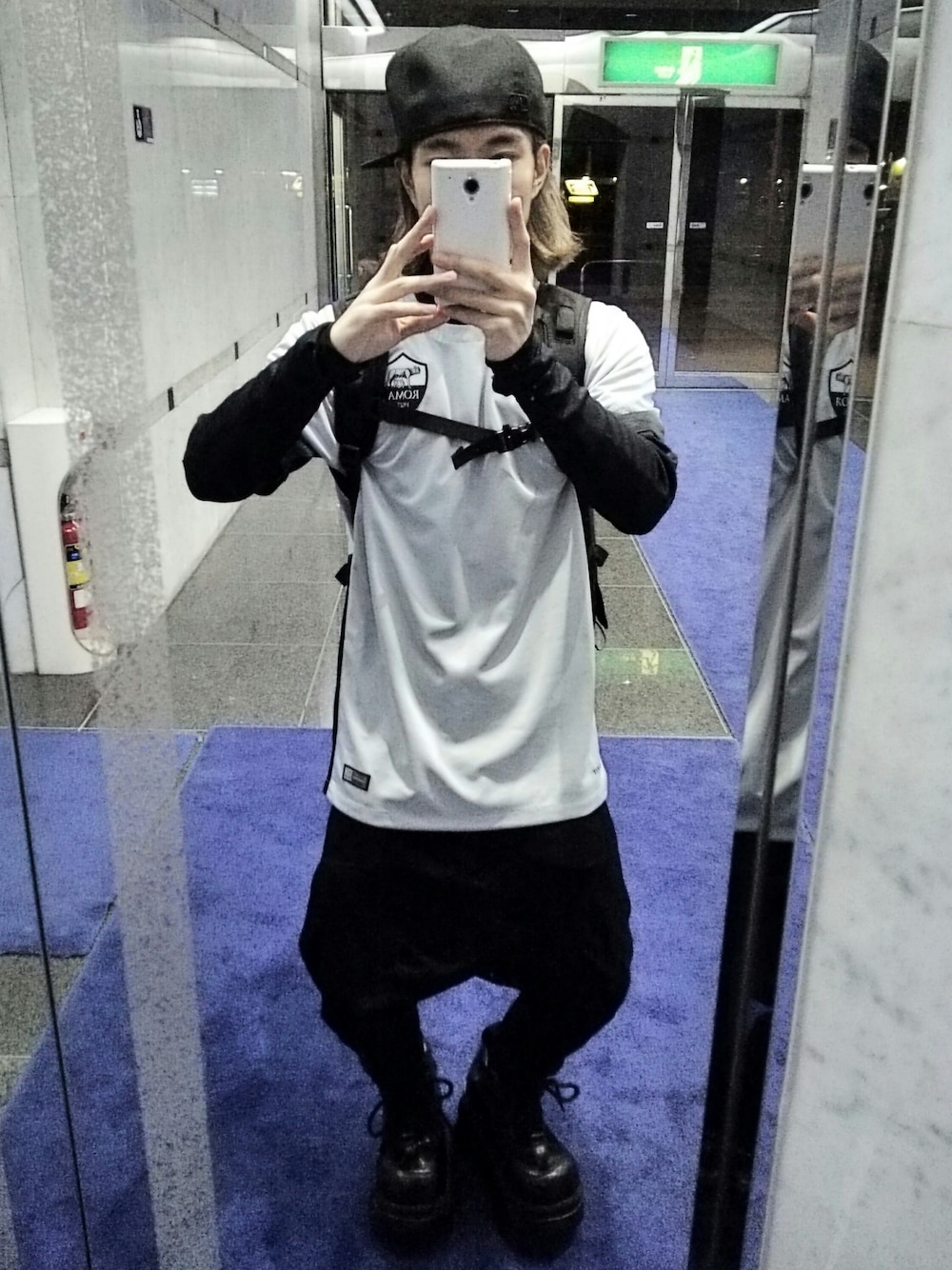 グレー系のTシャツ/カットソー、ブラック系のトップス、ブラック系のパンツを着用したメンズの秋コーディネートの1枚目の写真