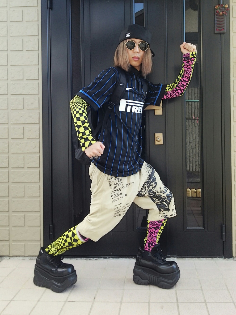 ブラック系のTシャツ/カットソー、その他のTシャツ/カットソー、ブラック系のバックパック/リュックを着用したメンズの秋コーディネートの1枚目の写真