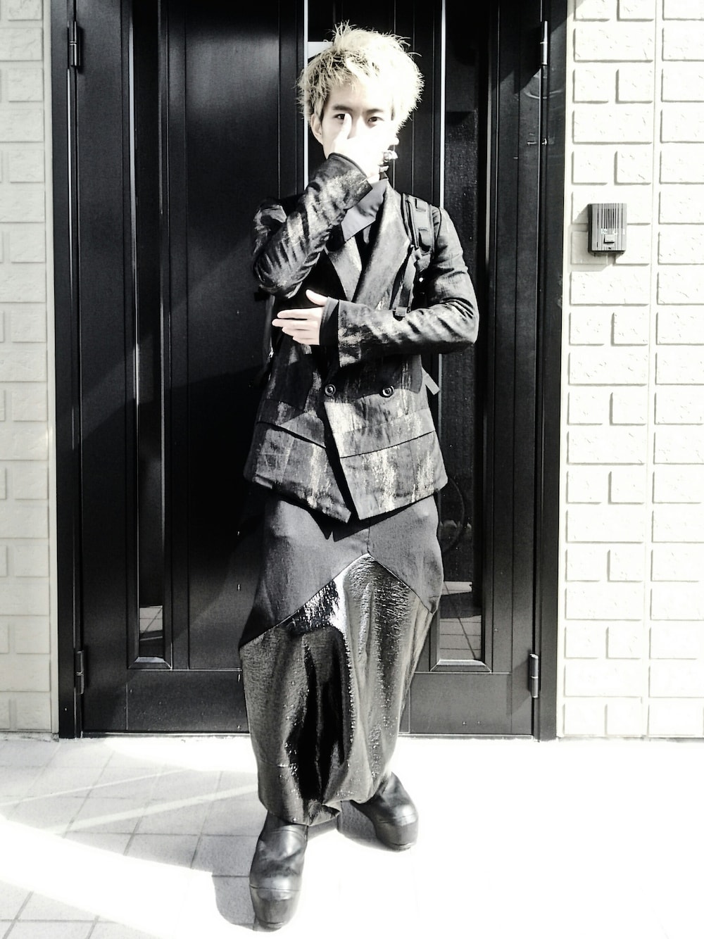 ブラック系のシャツ/ブラウス、ブラック系のバッグ、ブラック系のテーラードジャケットを着用したメンズの春コーディネートの1枚目の写真