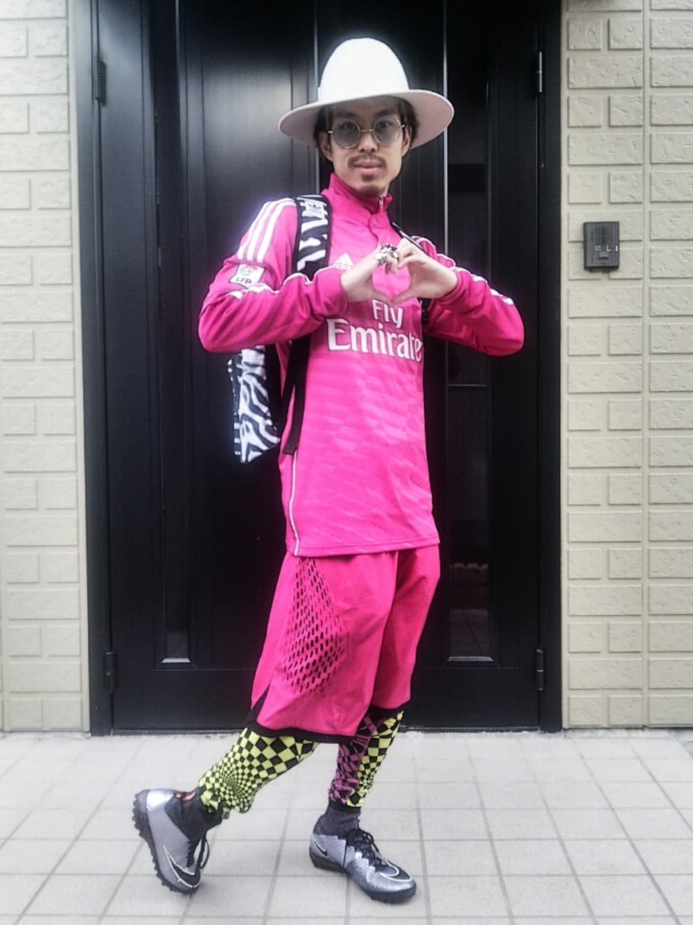 パープル系のシューズ、その他のバックパック/リュック、ブルー系のサングラスを着用したメンズの春コーディネートの1枚目の写真