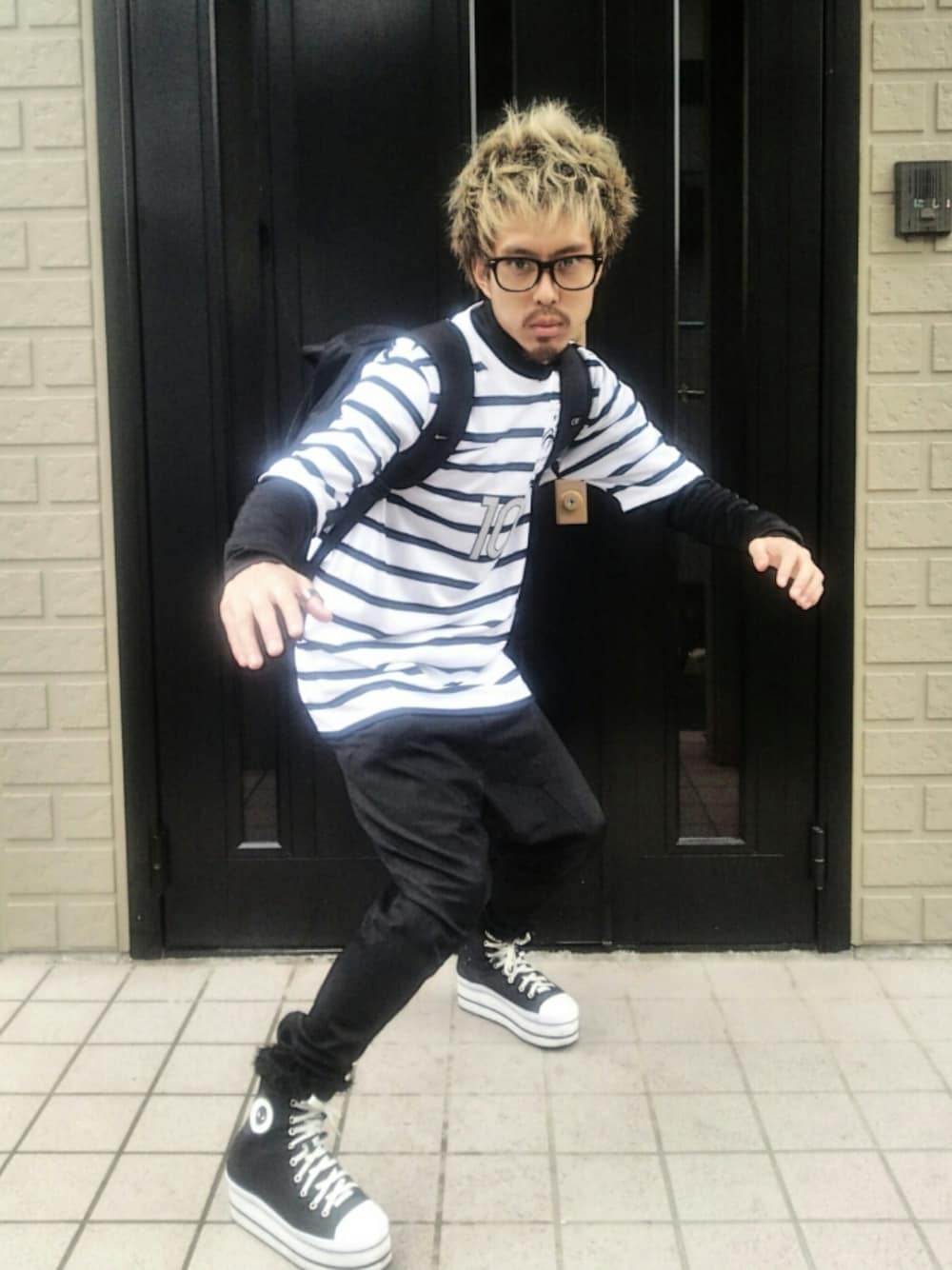 ホワイト系のジャージ、ブラック系のパンツ、ブラック系のトップスを着用したメンズの夏コーディネートの1枚目の写真