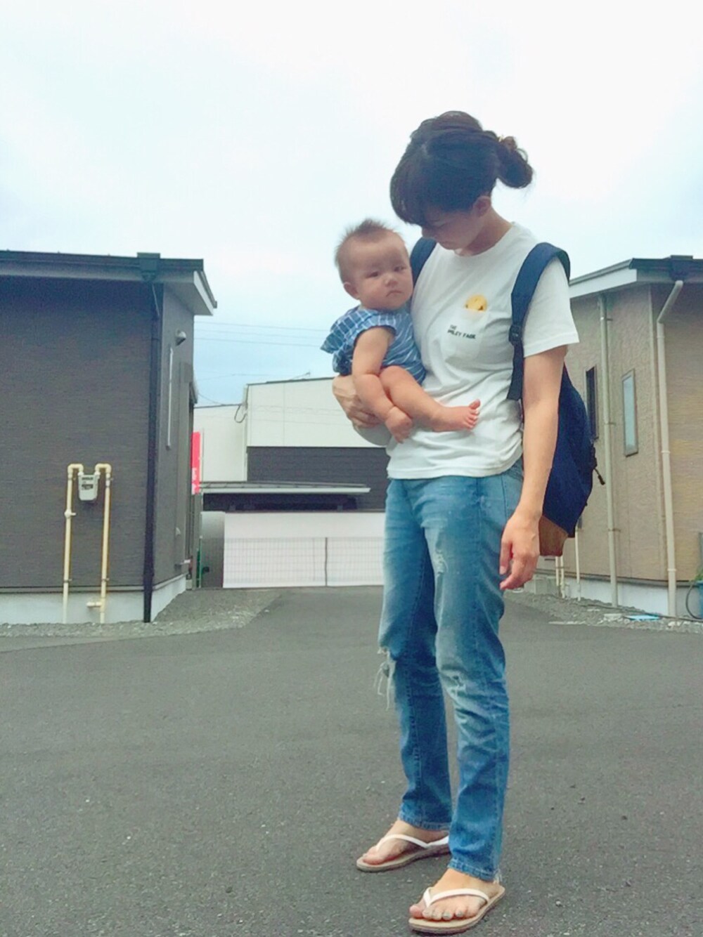「summer、楽チンコーデ、ビーサン、デニム、ママコーデ、ママファッション、Tシャツ」｜「LOWRYS FARMのCONEガールフレンドデニム　712510（デニムパンツ、ブルー系）」を使った、sakuさん（レディース・160cm）の夏コーディネートの1枚目の写真