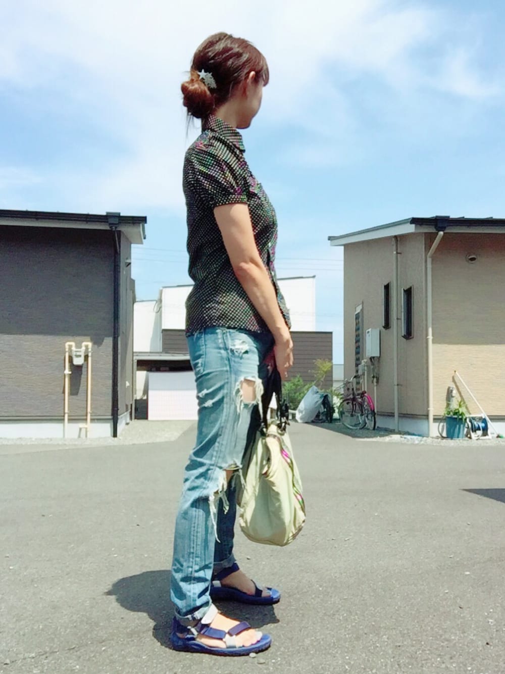 「シンプルコーデ、カジユアル、ダメージデニムパンツ、ドラフトDIE、ドットシャツ、ママコーデ、夏、サンダル」｜「Rodeo CrownsのDOT PUFF SH（シャツ/ブラウス、ブラック系）」を使った、sakuさん（レディース・160cm）の夏コーディネートの1枚目の写真