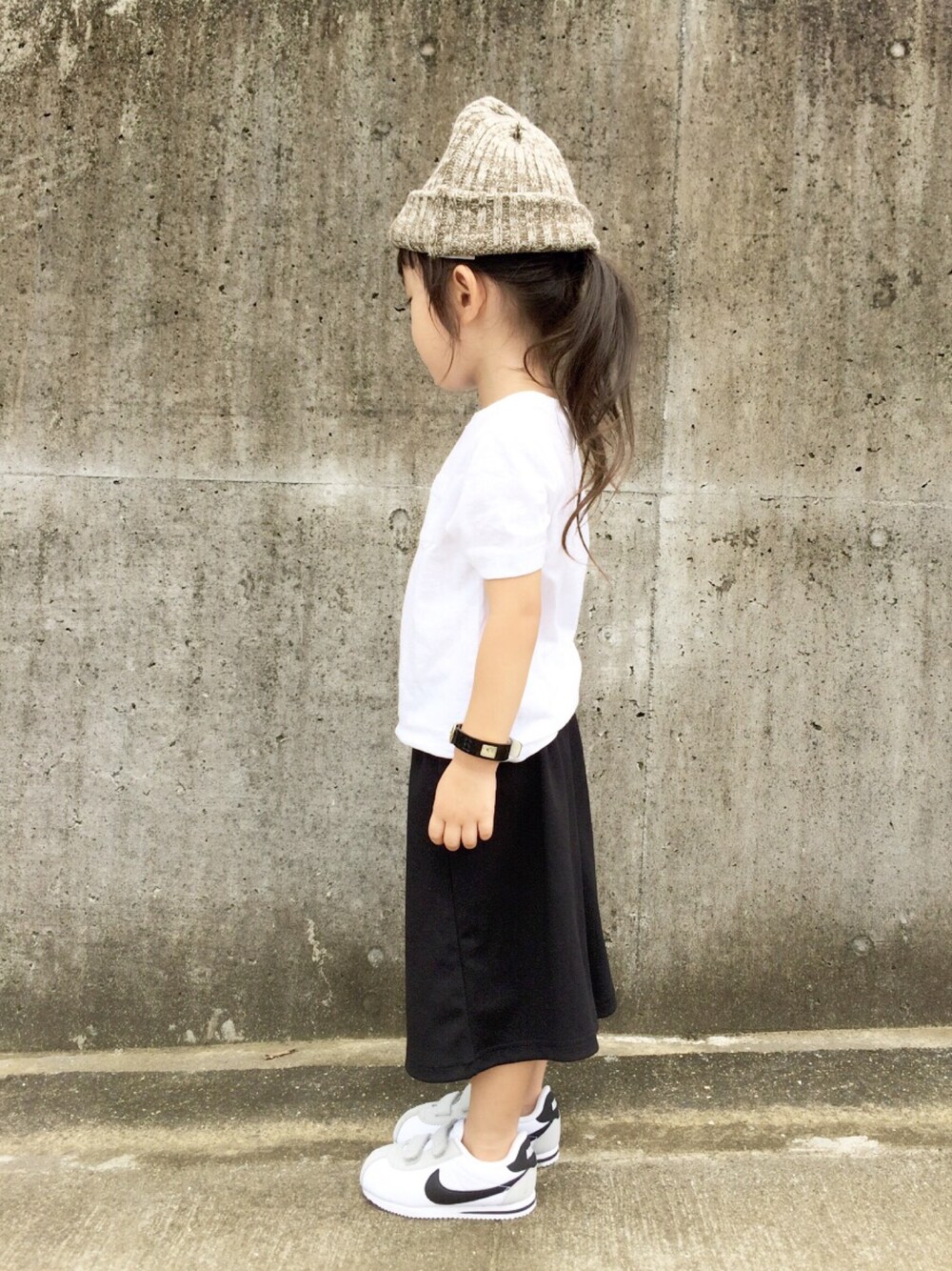 「kids、キッズコーデ、NIKE、ガウチョパンツ、ニット帽、シンプル、女の子」｜「GLOBAL WORKのカットガウチョパンツ/567912（その他パンツ、ブラック系）」を使った、kannn さん（キッズ・100cm）の夏コーディネートの1枚目の写真