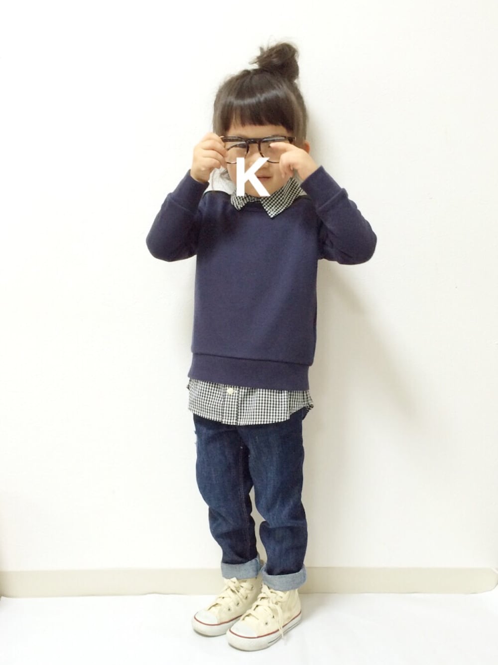 「kids、キッズコーデ、トレーナー×シャツ、ネイビー、ワンウォッシュデニム、コンバース、秋のコーデ」｜「NANO universeのCONVERSE(コンバース)/ CHILD ALLSTAR（スニーカー、ホワイト系）」を使った、kannn さん（キッズ・100cm）の秋コーディネートの1枚目の写真
