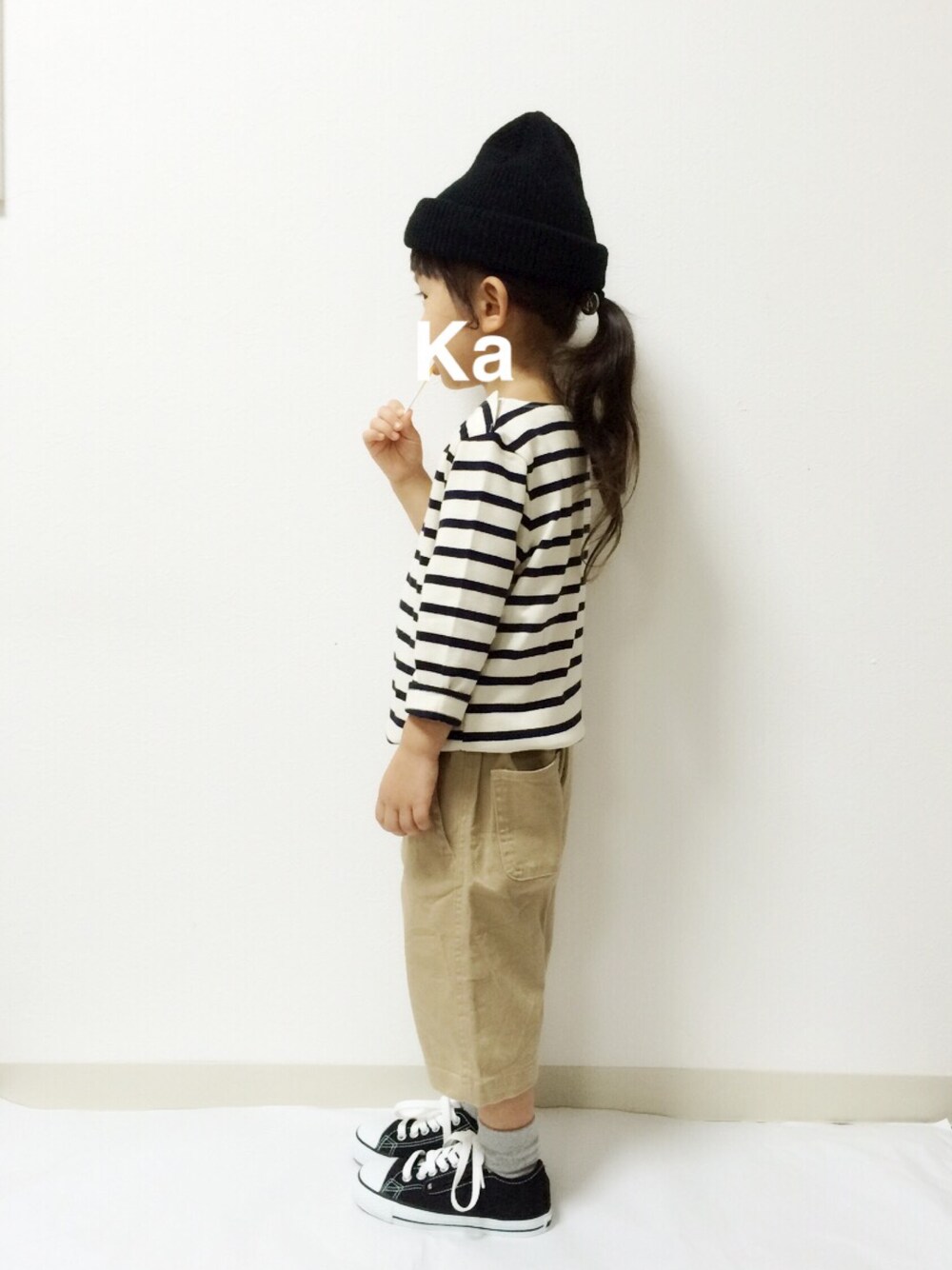 「kids、キッズコーデ、ボーダー、無印良品、コンバース、スニーカー×靴下、ニット帽」｜「SHIPS KIDSのCONVERSE:CHILD ALL STAR ZOX（スニーカー、ブラック系）」を使った、kannn さん（キッズ・100cm）の秋コーディネートの1枚目の写真