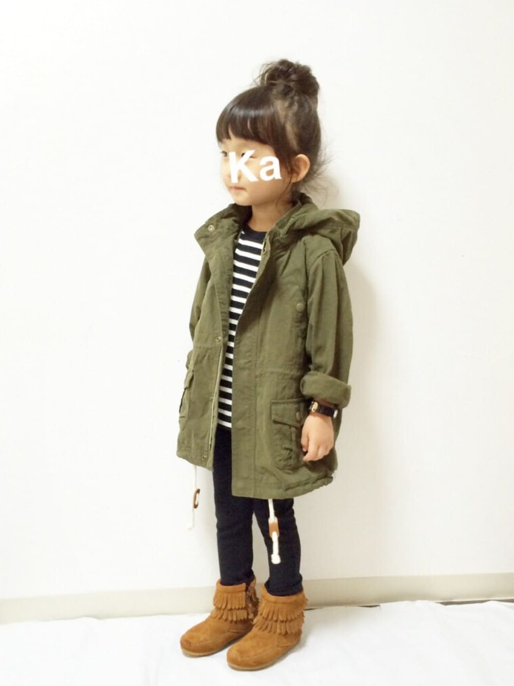 「kids、キッズコーデ、黒スキニー、お団子ヘアー、ミネトンカ、ボーダー、カーキ、モッズコート」｜「B:MING by BEAMSの●ビーミング by ビームス / コットン中綿ファー付き M65ブルゾン （モッズコート、グリーン系）」を使った、kannn さん（キッズ・100cm）の秋コーディネートの1枚目の写真
