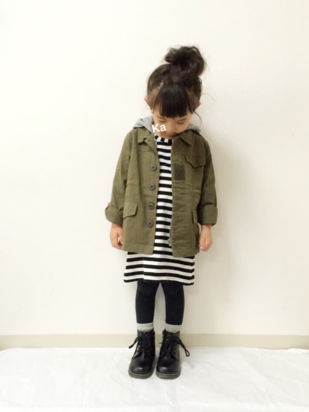 「kids、キッズコーデ、ミリタリー、ボーダーワンピース、お団子ヘアー、aiko、aikoジャンキー」｜「petit mainのミリタリージャケット（ミリタリージャケット、グリーン系）」を使った、kannn さん（キッズ・100cm）の秋コーディネートの1枚目の写真