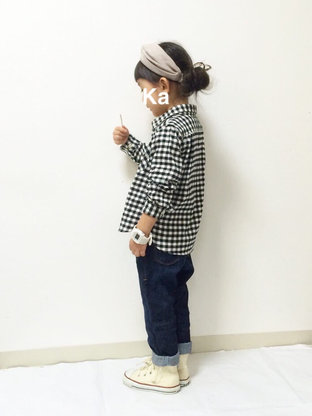 「kids、キッズコーデ、チェックシャツ、ヘアバンド、無印良品、プチプラ、カジュアル、シンプル、コンバース」｜「無印良品のアイテム（シャツ/ブラウス、ブラック系）」を使った、kannn さん（キッズ・100cm）の秋コーディネートの1枚目の写真