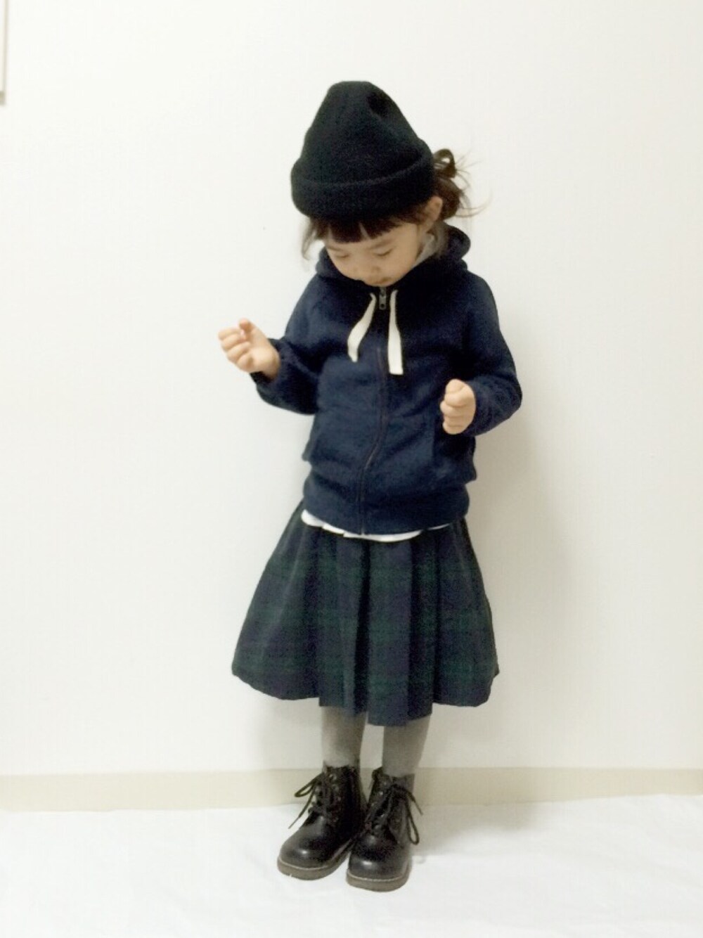 「kids、キッズコーデ、チェックスカート、パーカー、プチプラ、aiko、カジュアルガーリー、aikoジャンキー、ニット帽」｜「studio CLIPの【studio CLIP】 [KIDS] 粗挽き裏毛パーカー（パーカー、ブルー系）」を使った、kannn さん（キッズ・100cm）の冬コーディネートの1枚目の写真