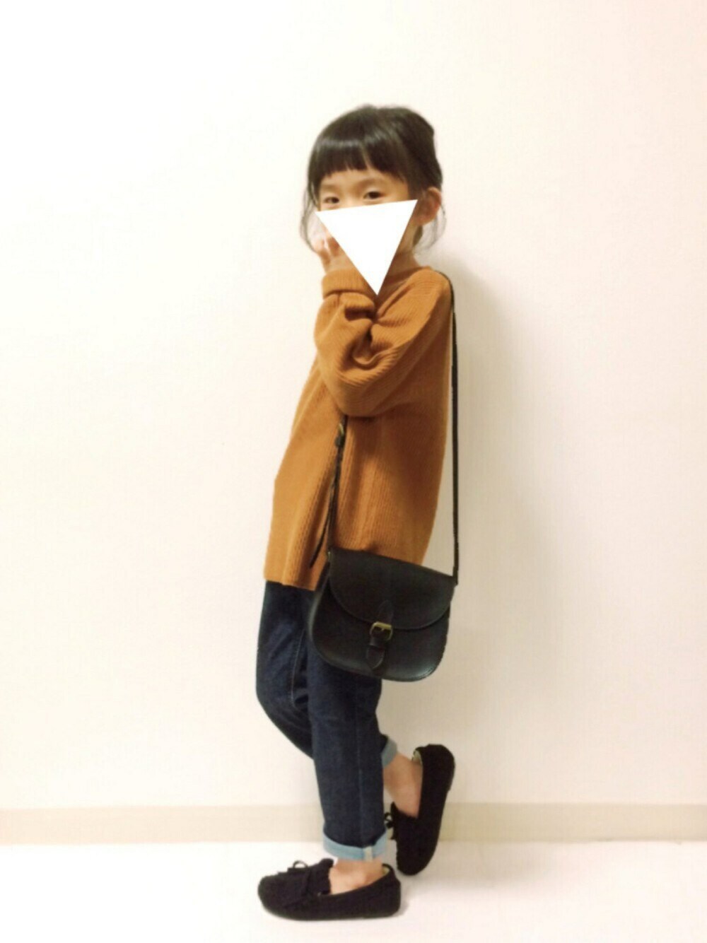 「kids、キッズコーデ、キッズファッション、シンプルコーデ、デニム、リブニット、ゆるコーデ」｜「LeeのBABY RIB STRAIGHT PANTS（デニムパンツ、ブルー系）」を使った、kannn さん（キッズ・100cm）の秋コーディネートの1枚目の写真