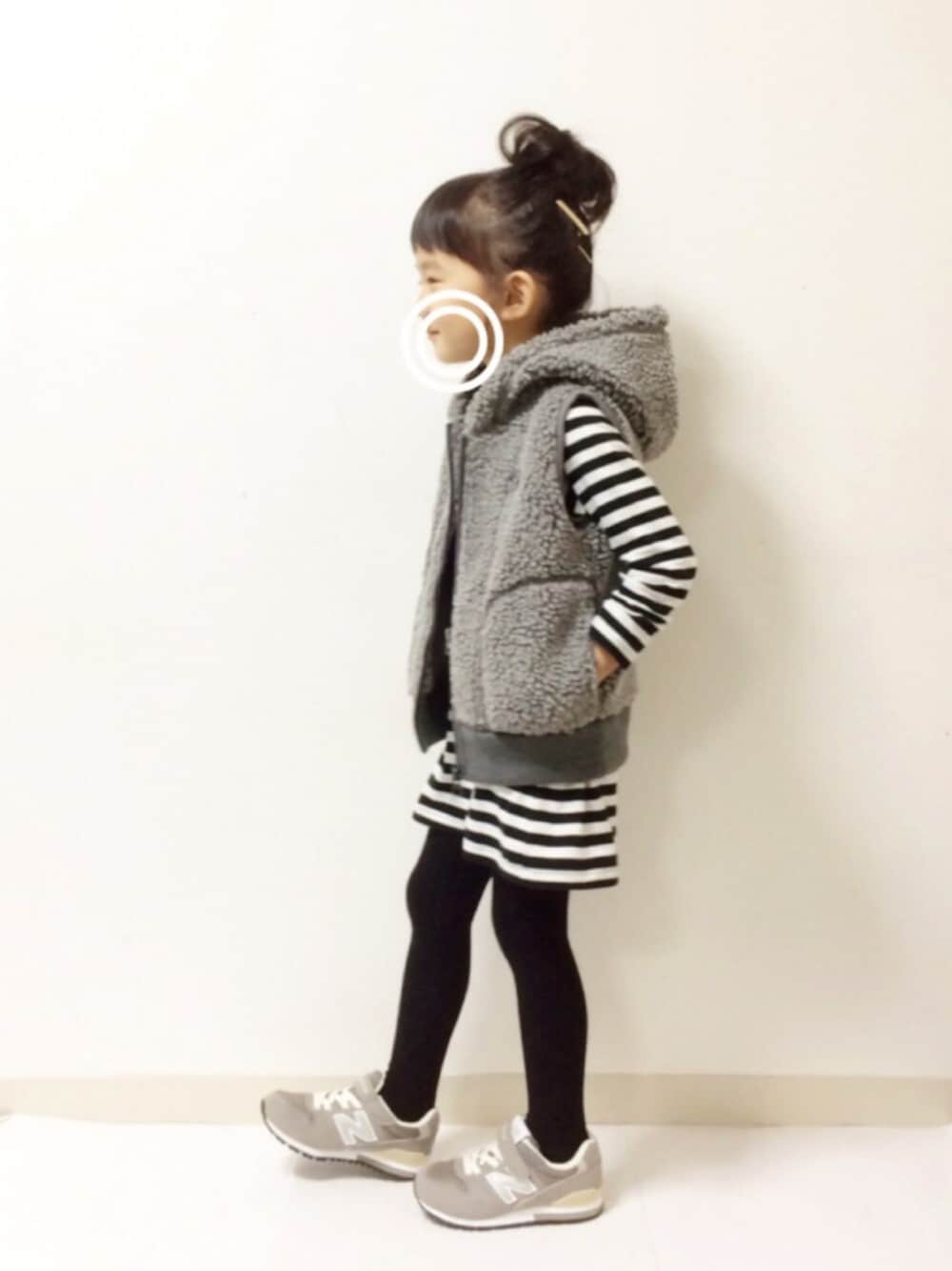 「kids、キッズコーデ、カジュアルコーデ、WEARISTAお気に入りアウターコーデ、ワンピース、シンプル」｜「GYMPHLEXの【Gymphlex KIDS】ジップアップパーカーベスト（ベスト、グレー系）」を使った、kannn さん（キッズ・100cm）の秋コーディネートの1枚目の写真