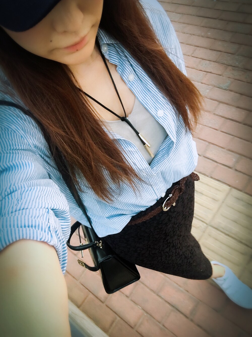 「カジュアル、大人カジュアル、シャツスタイル、スカート、スニーカー、ラフ」｜「MOUSSYのBASIC SH（シャツ/ブラウス、ブルー系）」を使った、Mikaさん（レディース・167cm）の春コーディネートの1枚目の写真