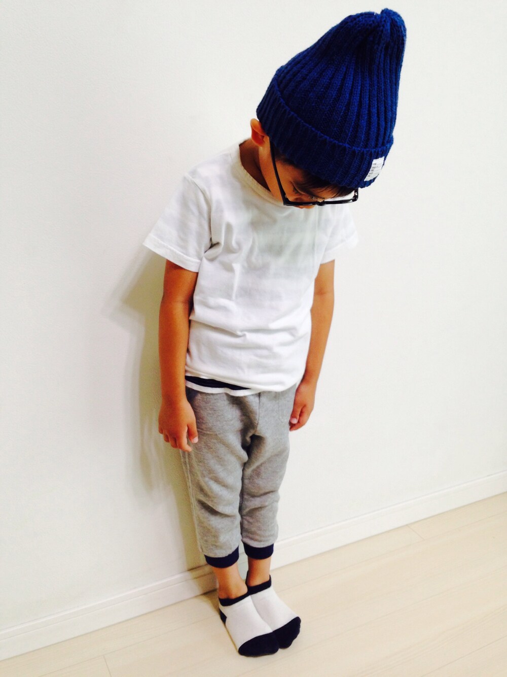 「スウェットパンツ、ボーダー、ニットキャップ、無印良品、子供服、グレーパンツ、白Tシャツ、グローバルワーク(GLOBAL WORK)、ラクチンコーデ」｜「GLOBAL WORKの【GLOBAL WORK】メンアサリブワッチ/540408（ニットキャップ/ビーニー、ブルー系）」を使った、コタロさん（キッズ・110cm）の夏コーディネートの1枚目の写真