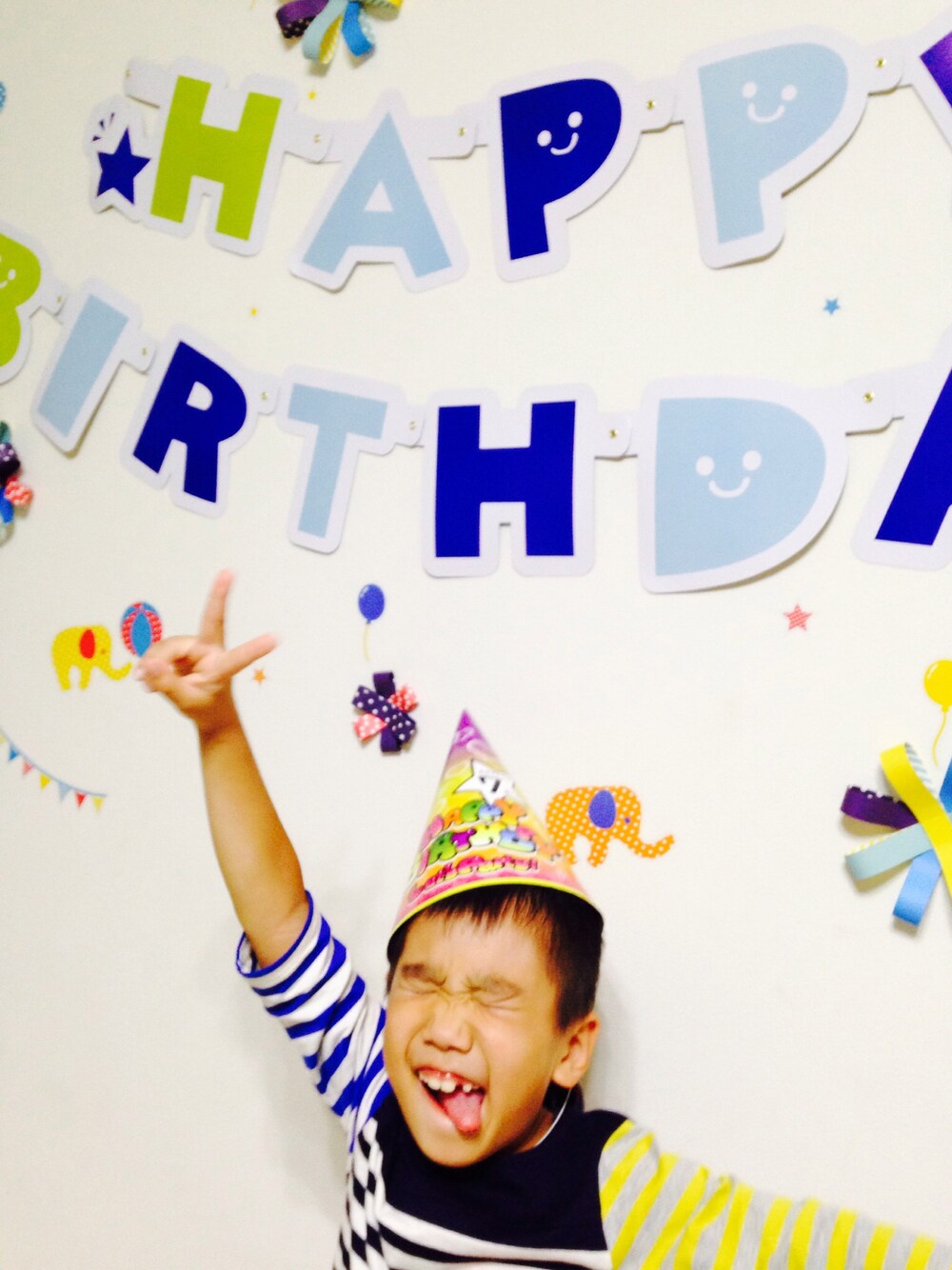 「グローバルワーク(GLOBAL WORK)、誕生日おめでとう♡、浮かれた野郎、誕生日、ボーダー、カラフルボーダー、パーティースタイル」｜「GLOBAL WORKの【キッズ】ボーダー7分袖（トップス、その他）」を使った、コタロさん（キッズ・110cm）の秋コーディネートの1枚目の写真