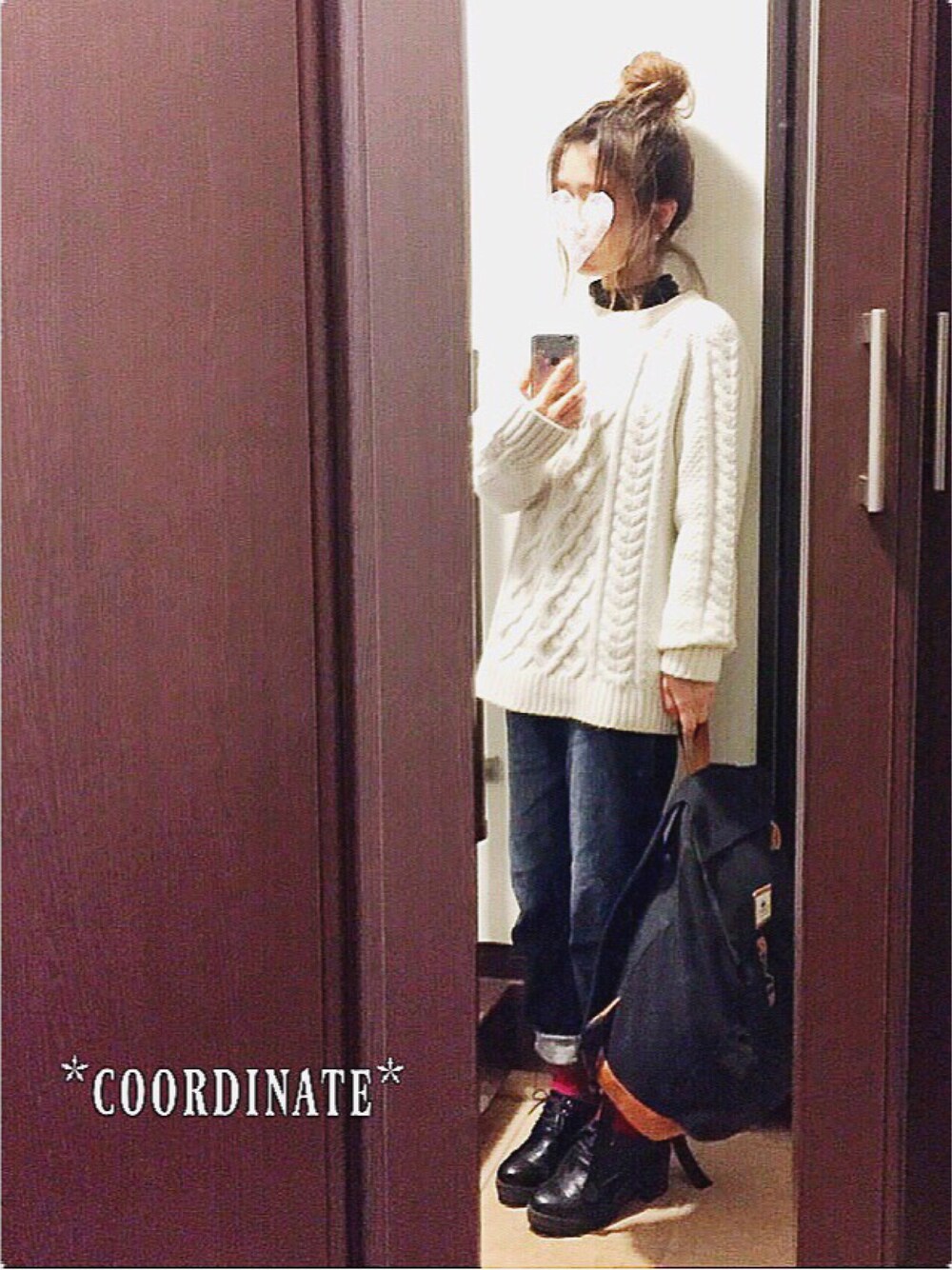 ブラック系のパンプス、ホワイト系のニット/セーター、ブルー系のデニムパンツを着用したレディースの秋コーディネートの1枚目の写真