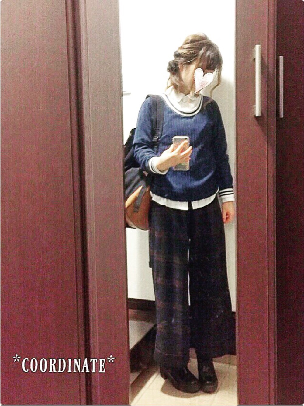 ブラック系のパンプスを着用したレディースの秋コーディネートの1枚目の写真