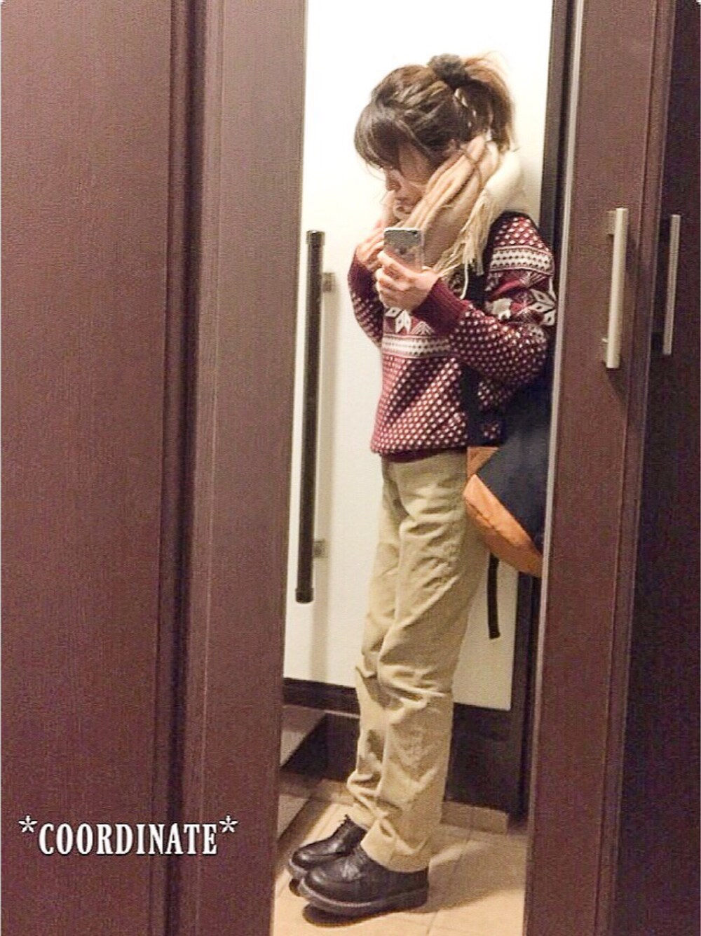 ブラウン系のその他シューズ、レッド系のニット/セーター、ベージュ系のその他パンツを着用したレディースの冬コーディネートの1枚目の写真