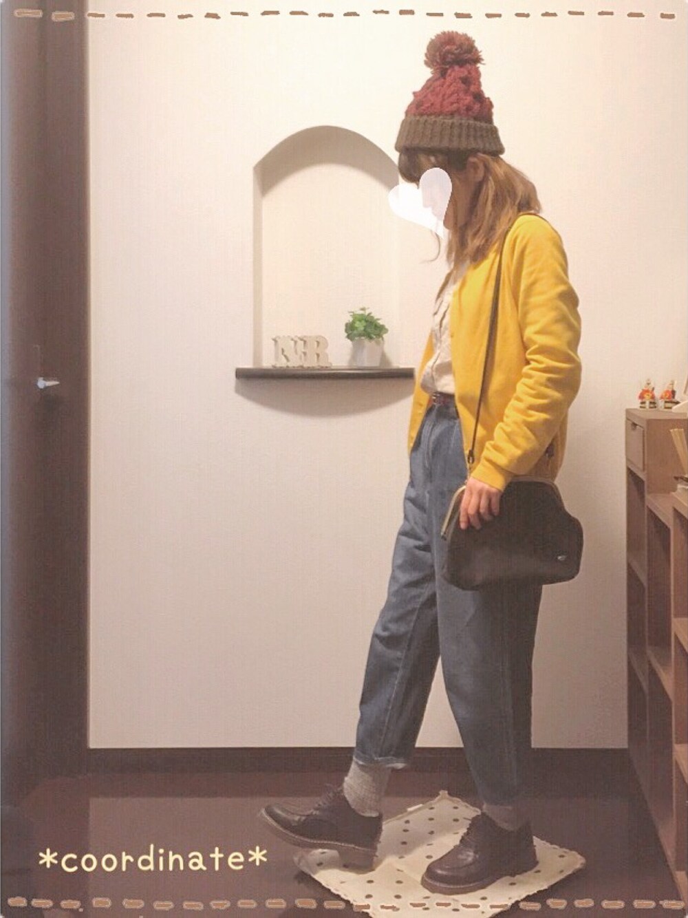 イエロー系のカーディガン/ボレロ、ベージュ系のシャツ/ブラウス、ブルー系のデニムパンツを着用したレディースの冬コーディネートの1枚目の写真