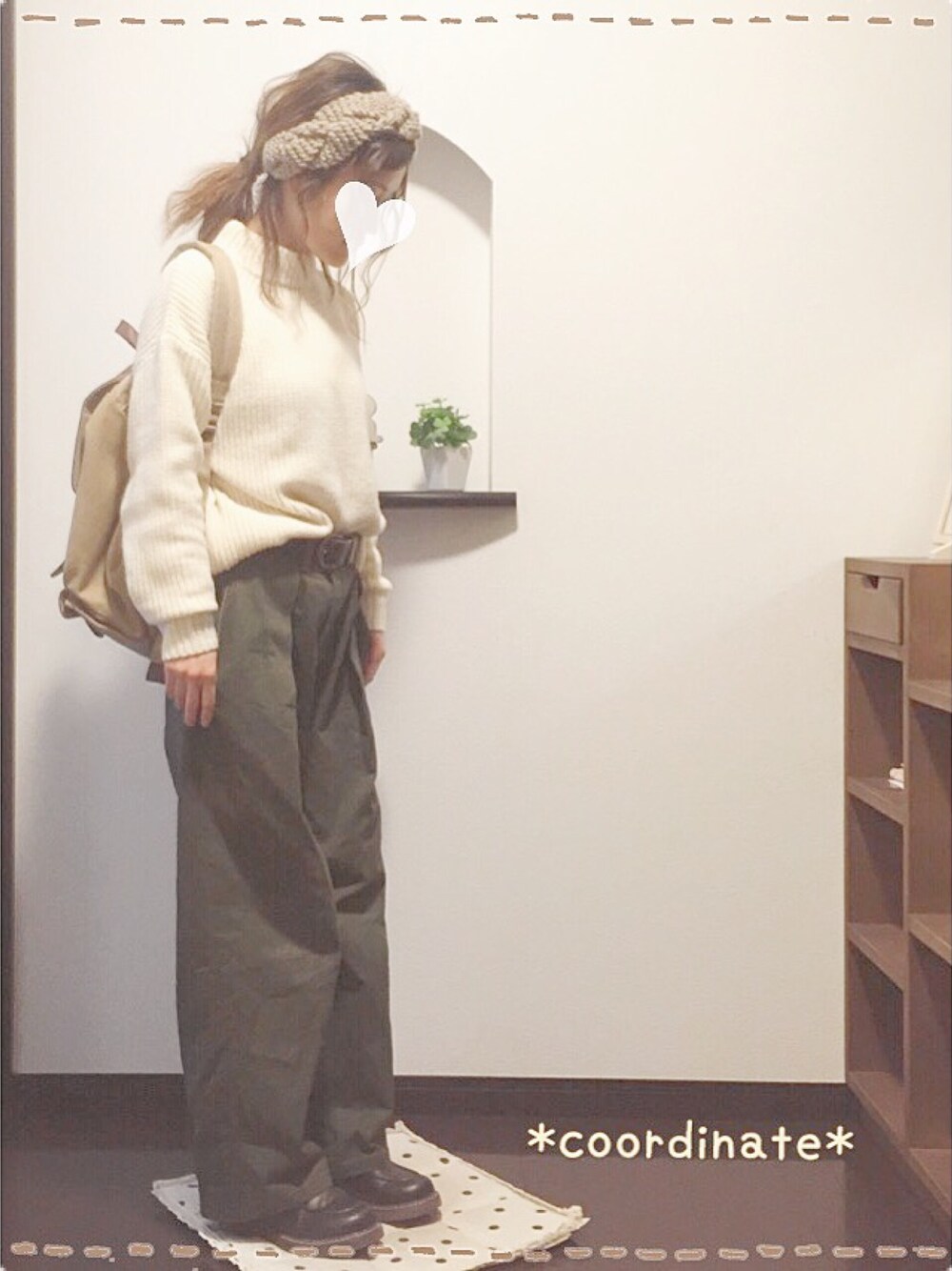 ホワイト系のニット/セーター、グリーン系のパンツ、ブラウン系のその他シューズを着用したレディースの冬コーディネートの1枚目の写真