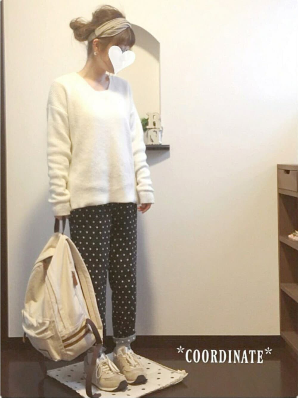 ホワイト系のニット/セーター、ブルー系のその他パンツ、ホワイト系のバックパック/リュックを着用したレディースの春コーディネートの1枚目の写真